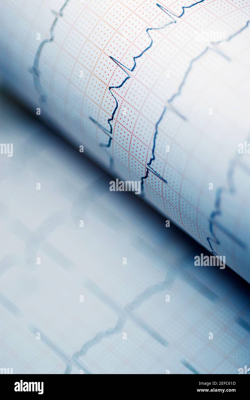 Primer plano de un gráfico de líneas en un gráfico Foto de stock