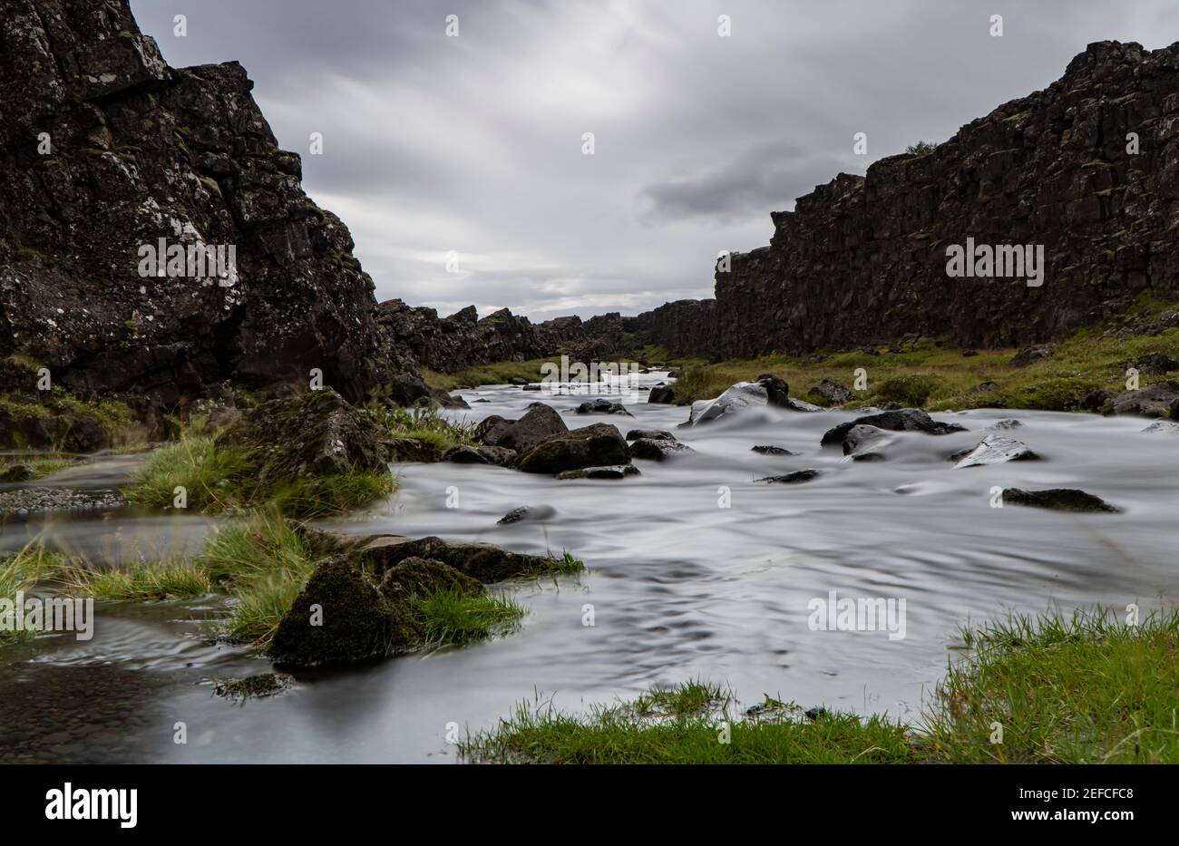 Uno de los lugares más singulares del mundo: Donde se reúnen las placas tectónicas europeas y norteamericanas en el Parque Nacional Thingvellir, Islandia Foto de stock