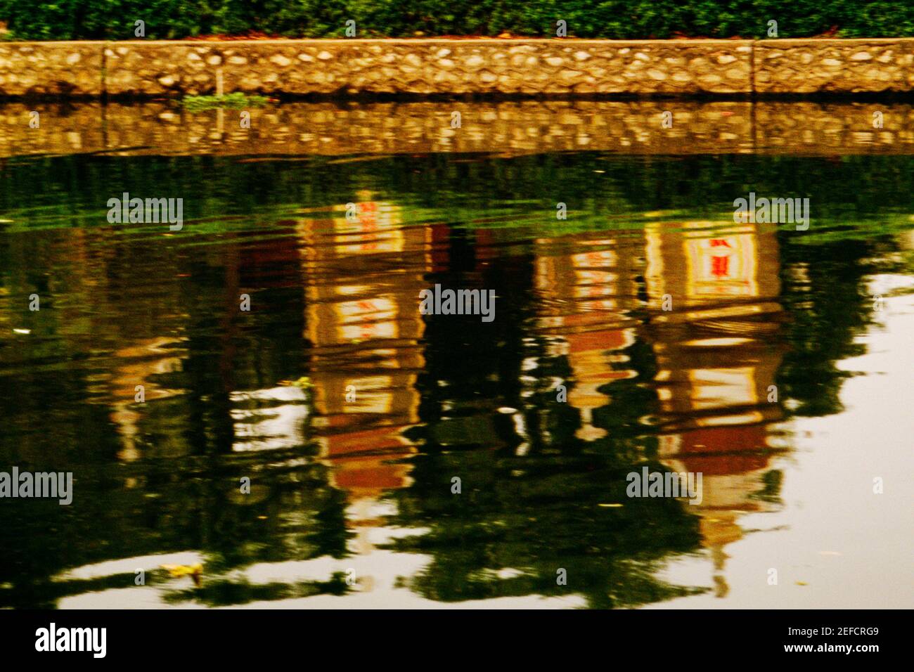 Vista de gran angular del reflejo de un edificio un agua Foto de stock