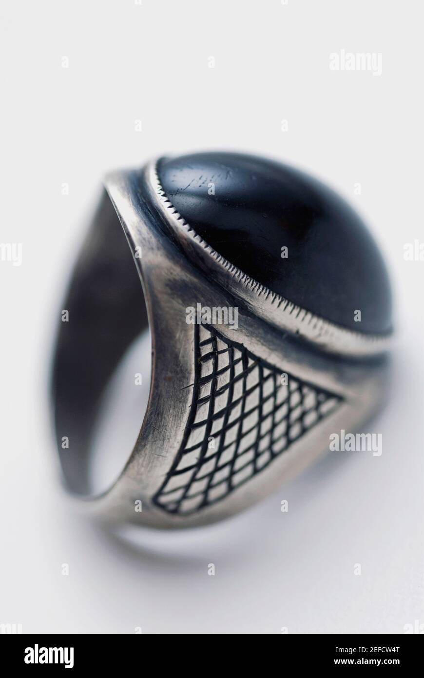 Primer plano de un anillo con perla negra Fotografía de stock - Alamy