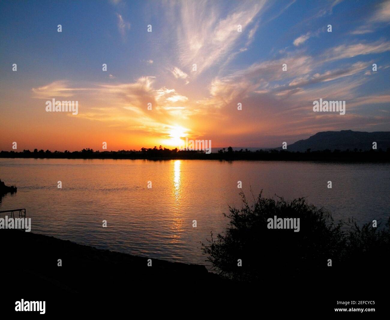Puesta de sol sobre el río Foto de stock