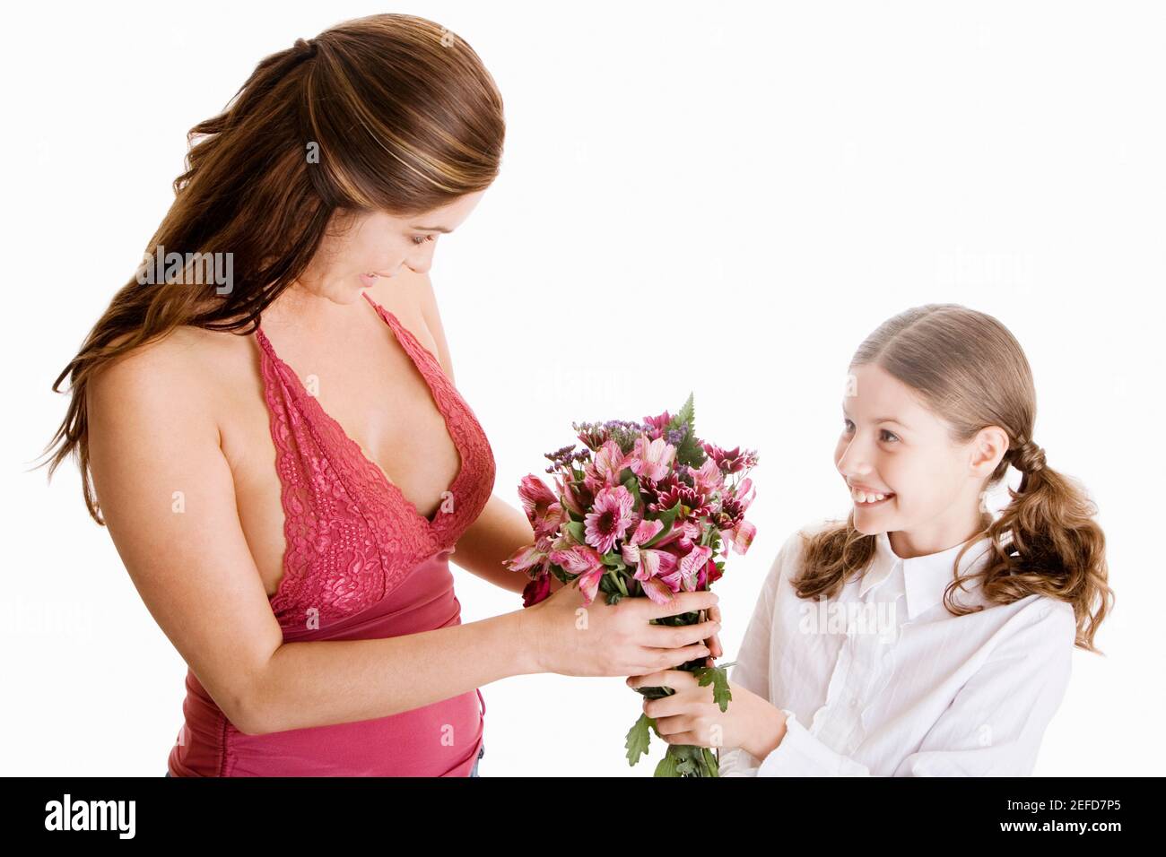 Vista en ángulo alto de una niña que le da a su madre un un montón de flores Foto de stock