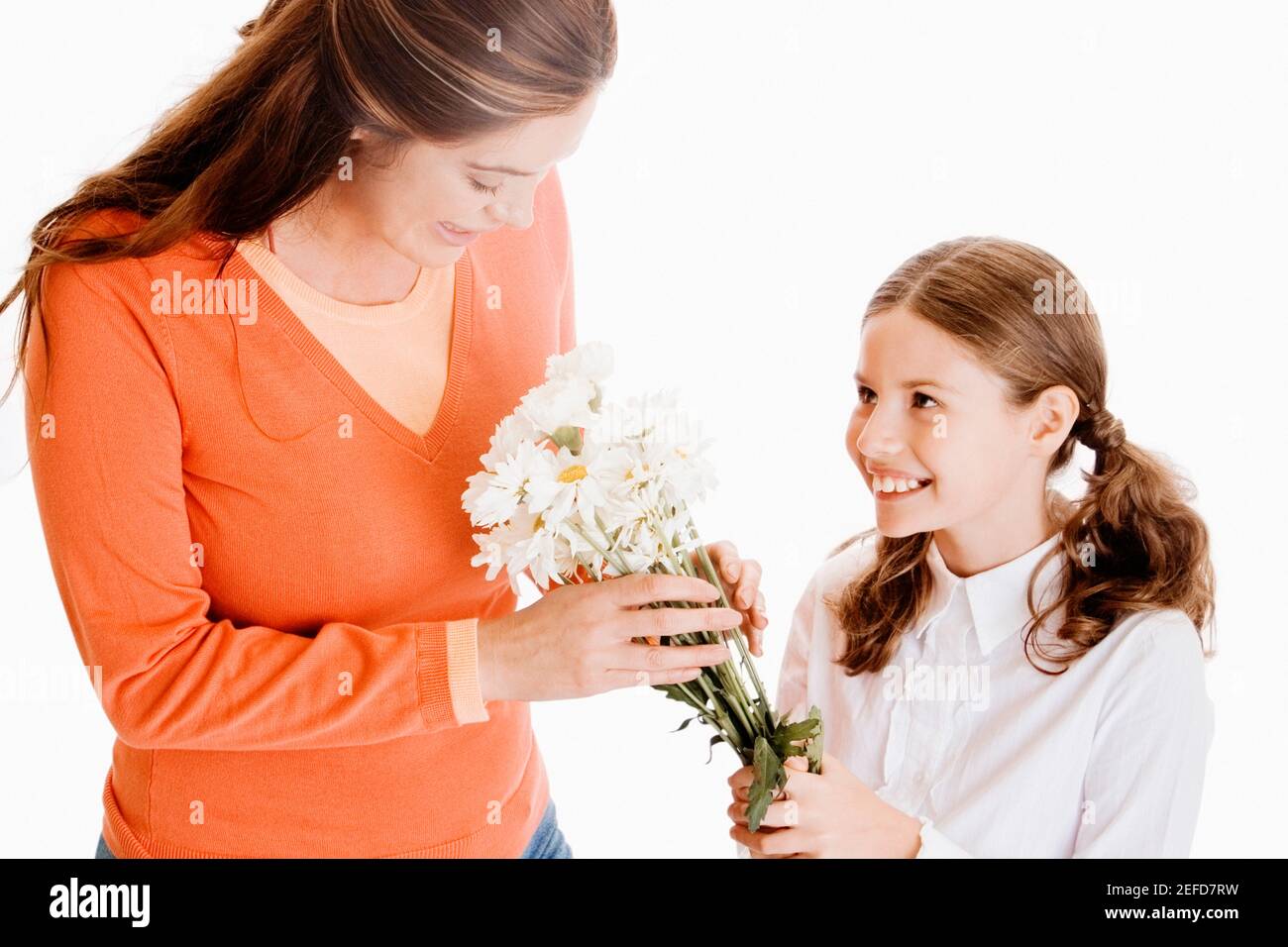 Primer plano de una niña que le da a su madre un montón de flores Foto de stock