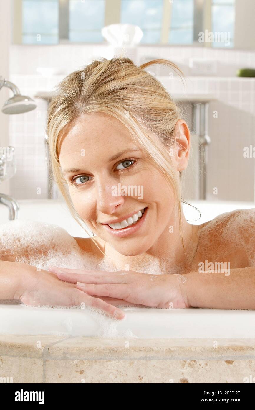Retrato de una joven en una bañera Foto de stock