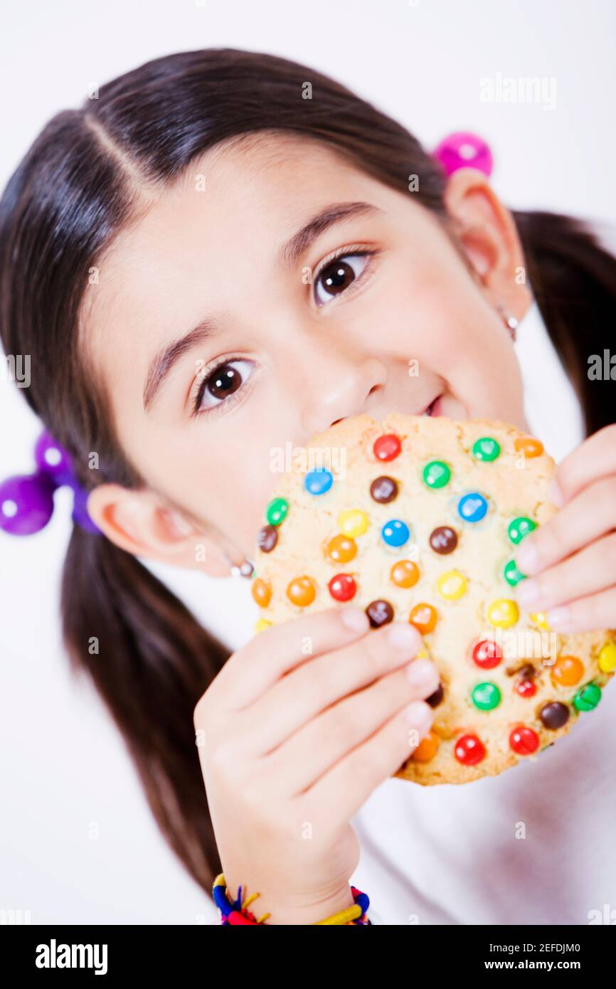 Retrato de una chica sosteniendo un pastel Foto de stock