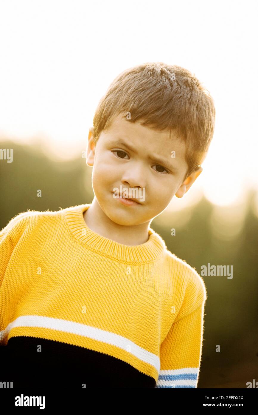 Retrato de un muchacho pensando Foto de stock