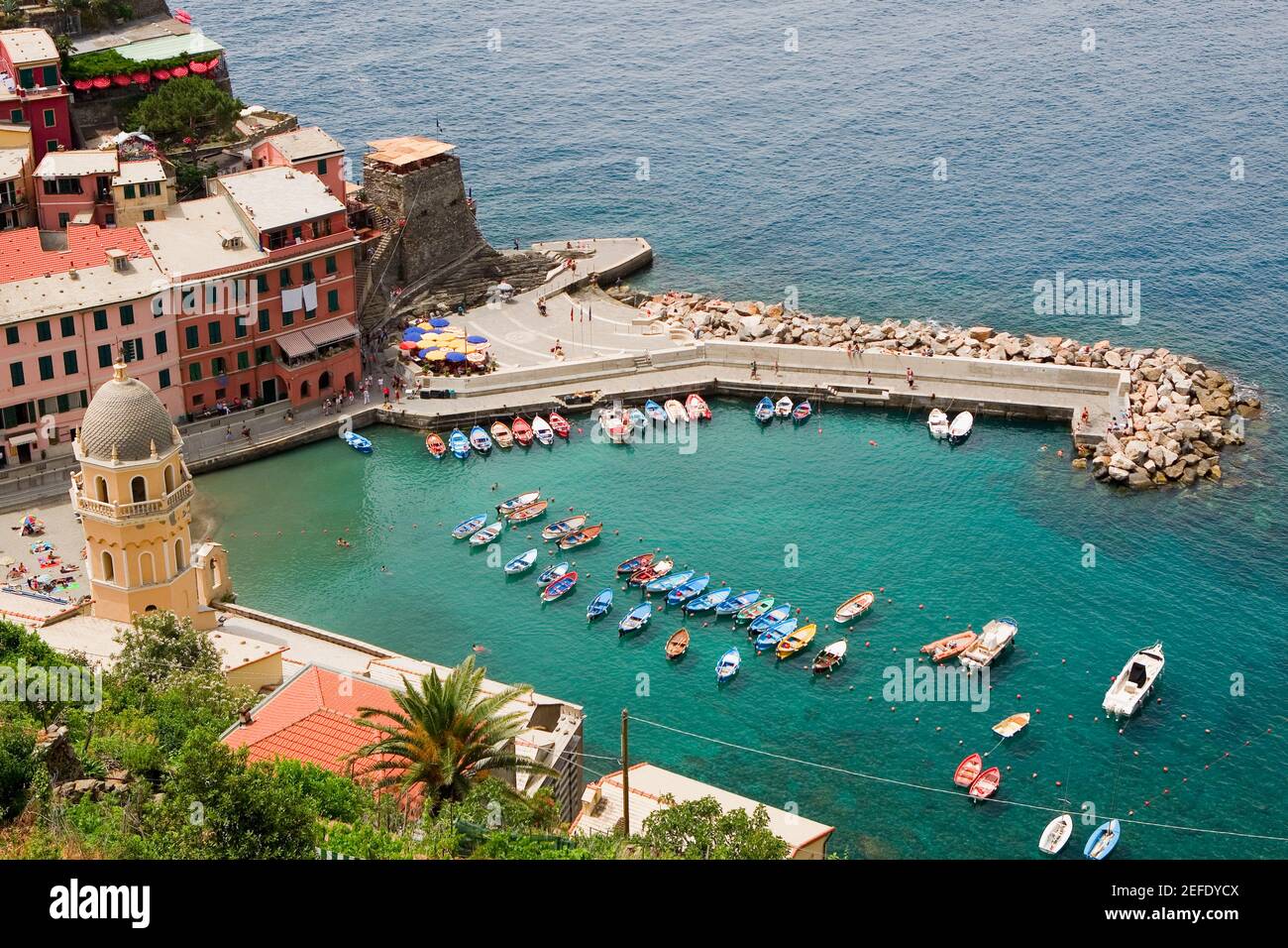 Vista angular de barcos en el mar, Iglesia de Santa Margherita dŽAntiochia, Castillo Doria, Riviera Italiana, Parque Nacional Cinque Terre, Vernazza, la Spezia, Liguria, Italia Foto de stock