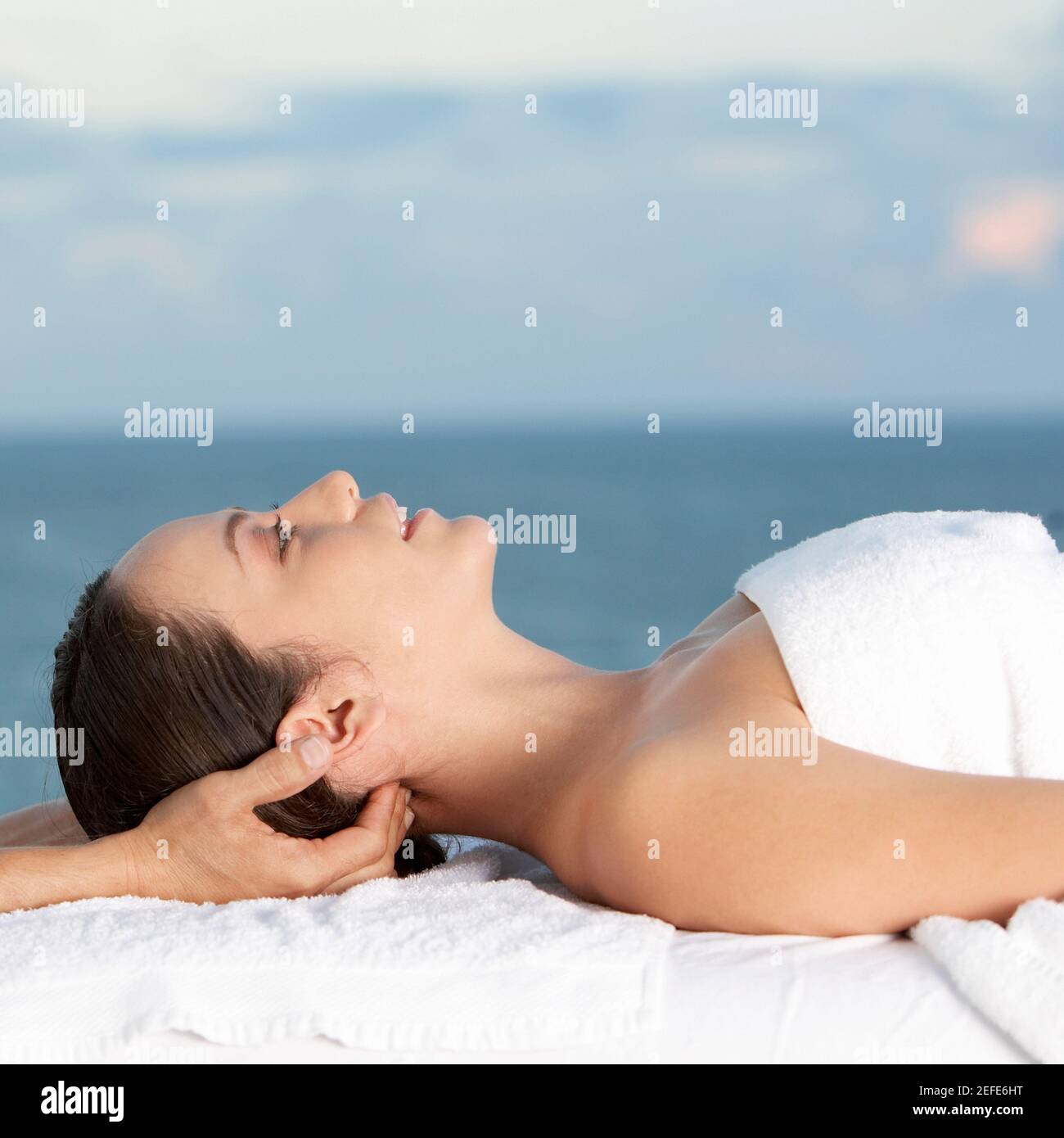 Close-up de una joven mujer recibiendo un masaje de cabeza Foto de stock