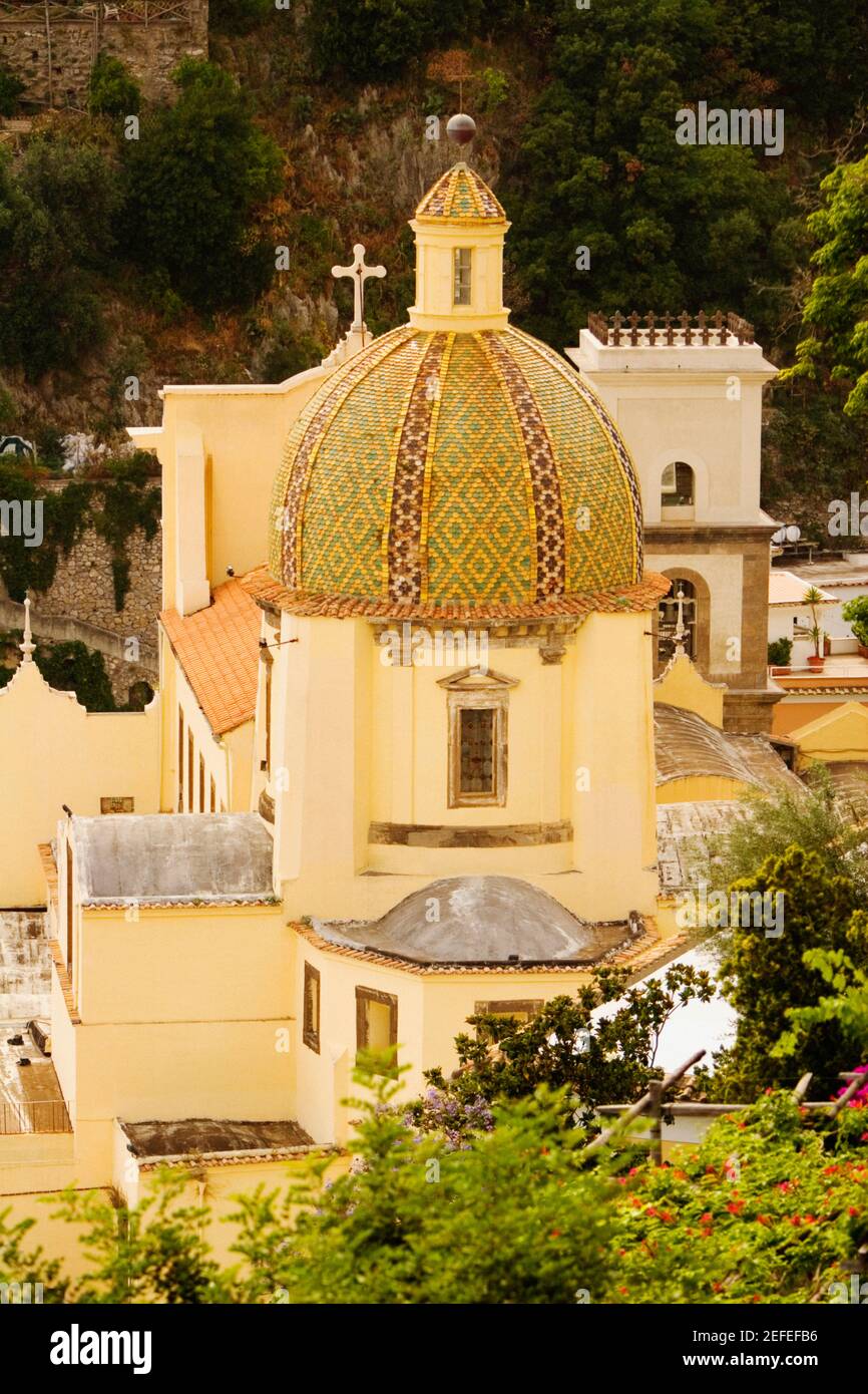 Un alto ángulo de visualización de una iglesia en una ciudad, Chiesa di Santa Maria Assunta, Positano, Amalfi, Salerno, Campania, Italia Foto de stock
