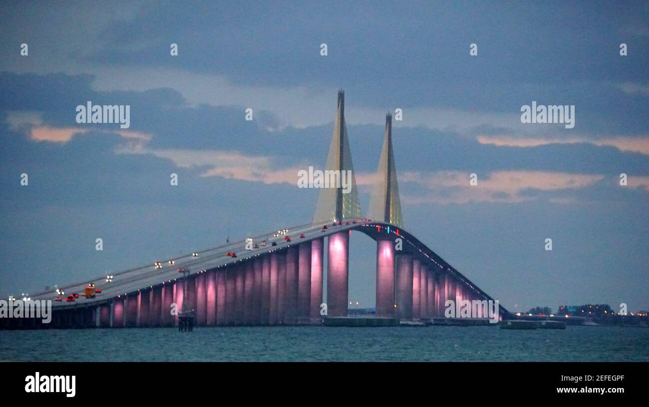 El puente Bob Graham Sunshine Skyway se iluminó antes de la puesta de sol cerca de San Petersburgo, Florida, EE.UU Foto de stock