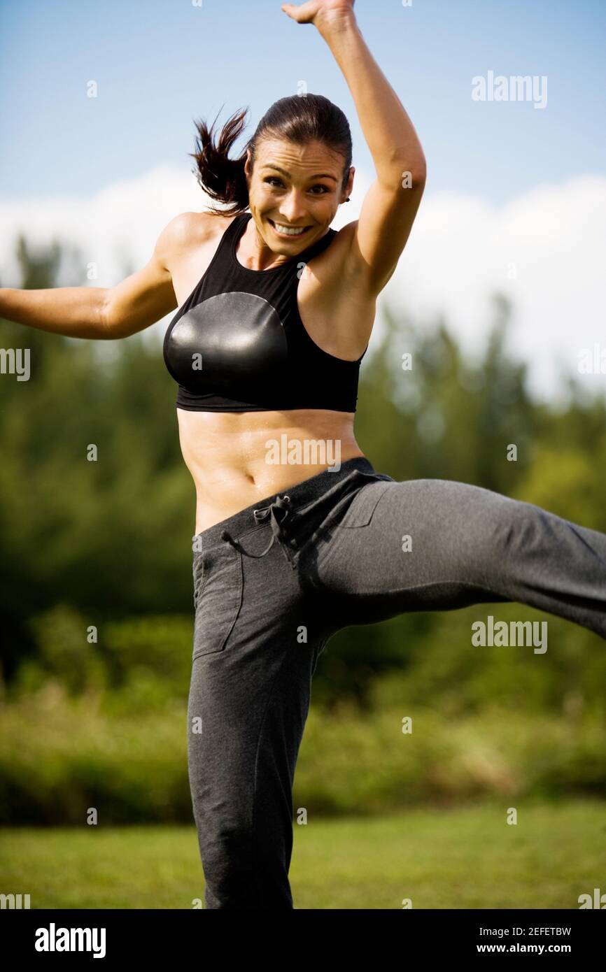 Retrato de una mujer joven que practica artes marciales Foto de stock