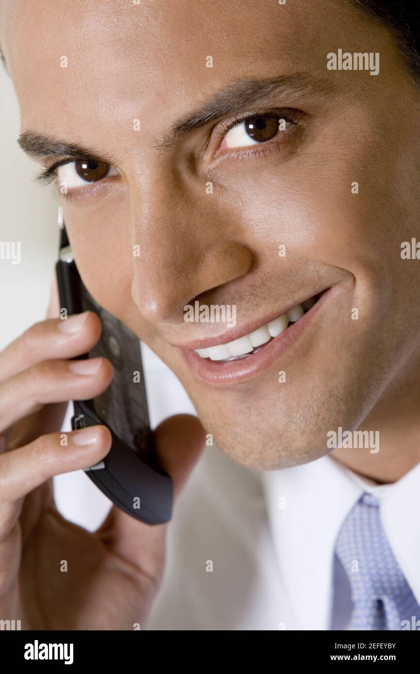 Retrato de un hombre de negocios hablando por un teléfono móvil Foto de stock