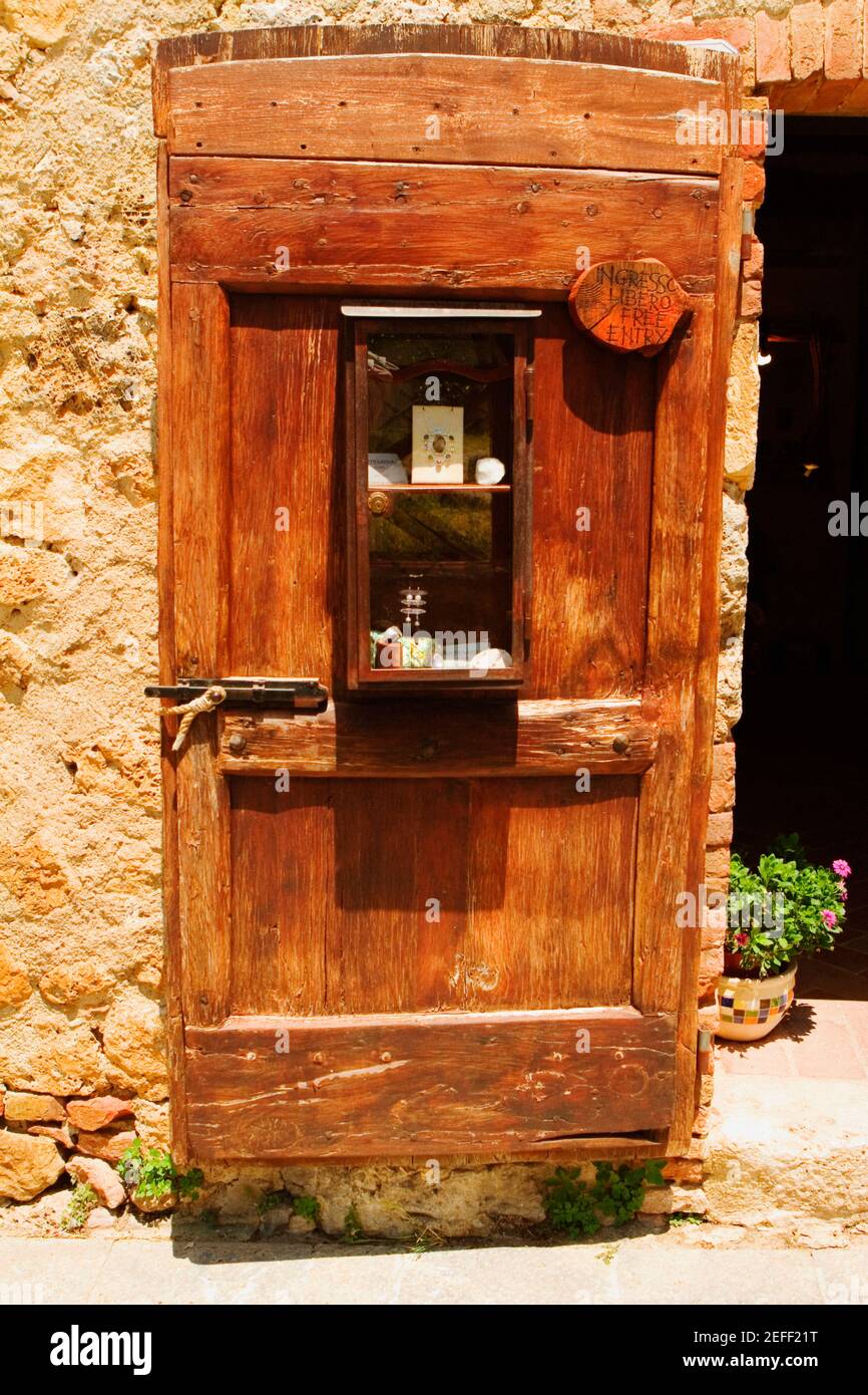 Puerta de madera de una casa, Monteriggioni, provincia de Siena, Toscana, Italia Foto de stock