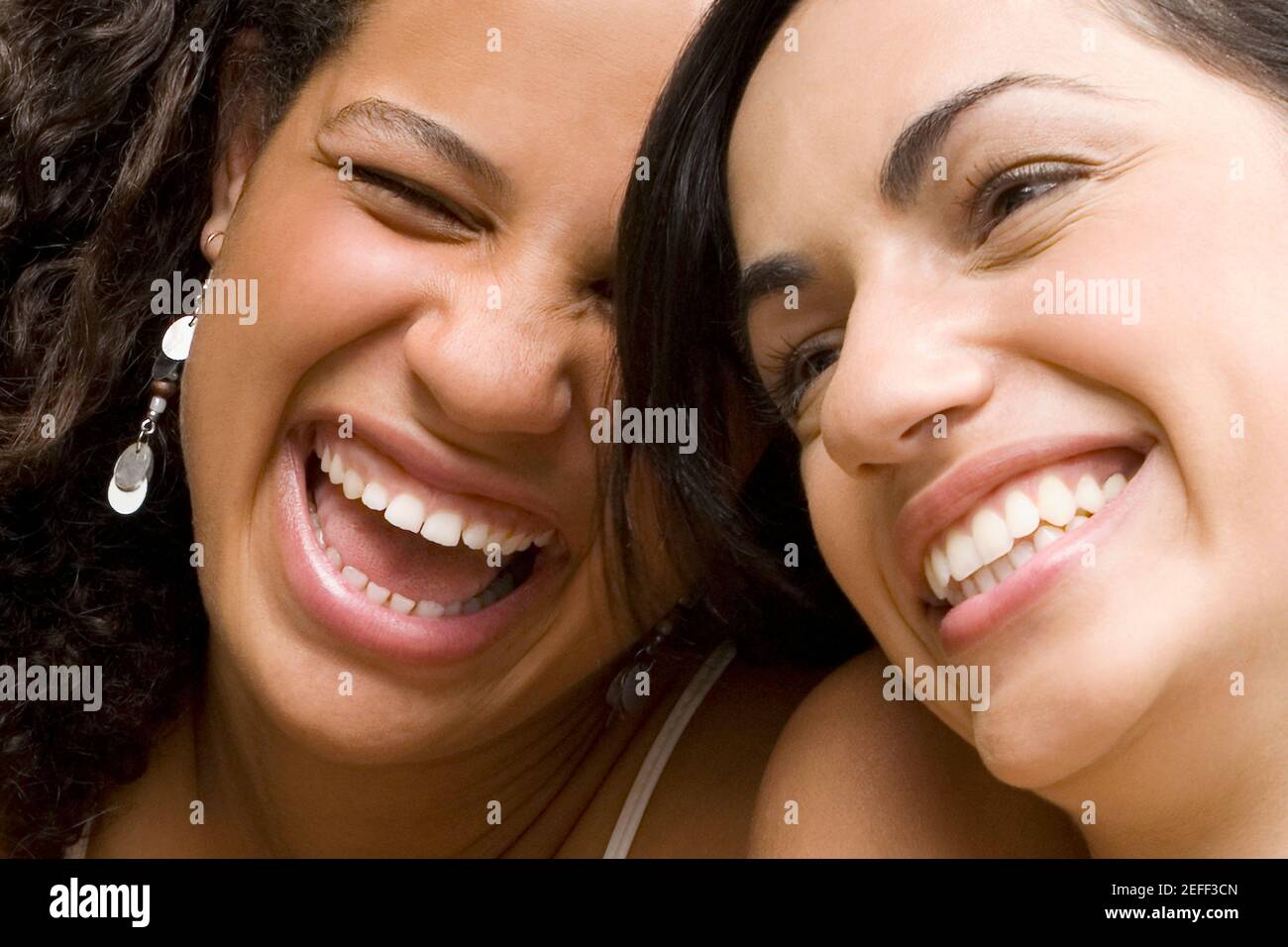 Primer plano de una joven sonriendo con su amiga Foto de stock