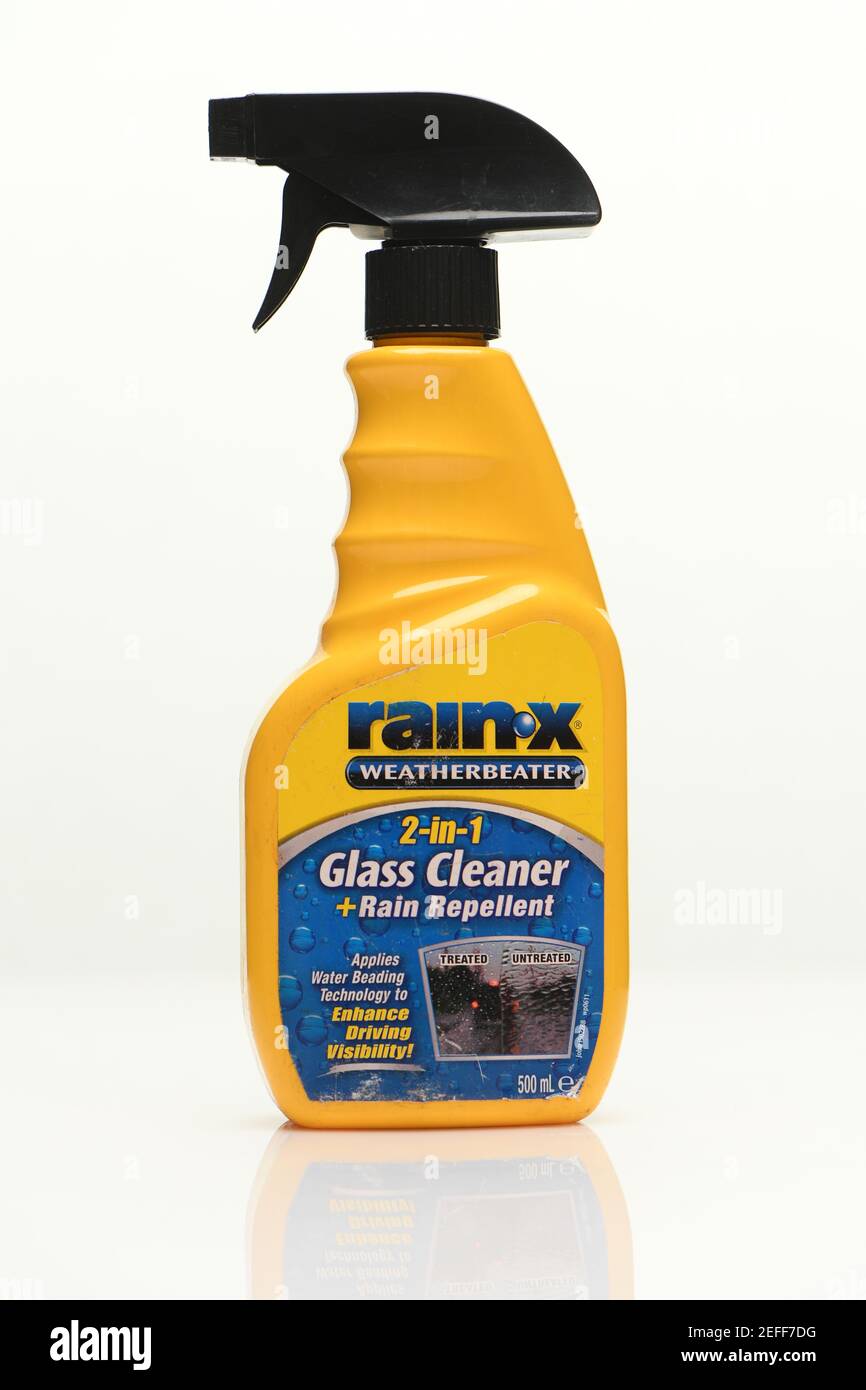 Rainx limpiacristales y repelente para coches parabrisas sobre un fondo  blanco con un reflejo Fotografía de stock - Alamy