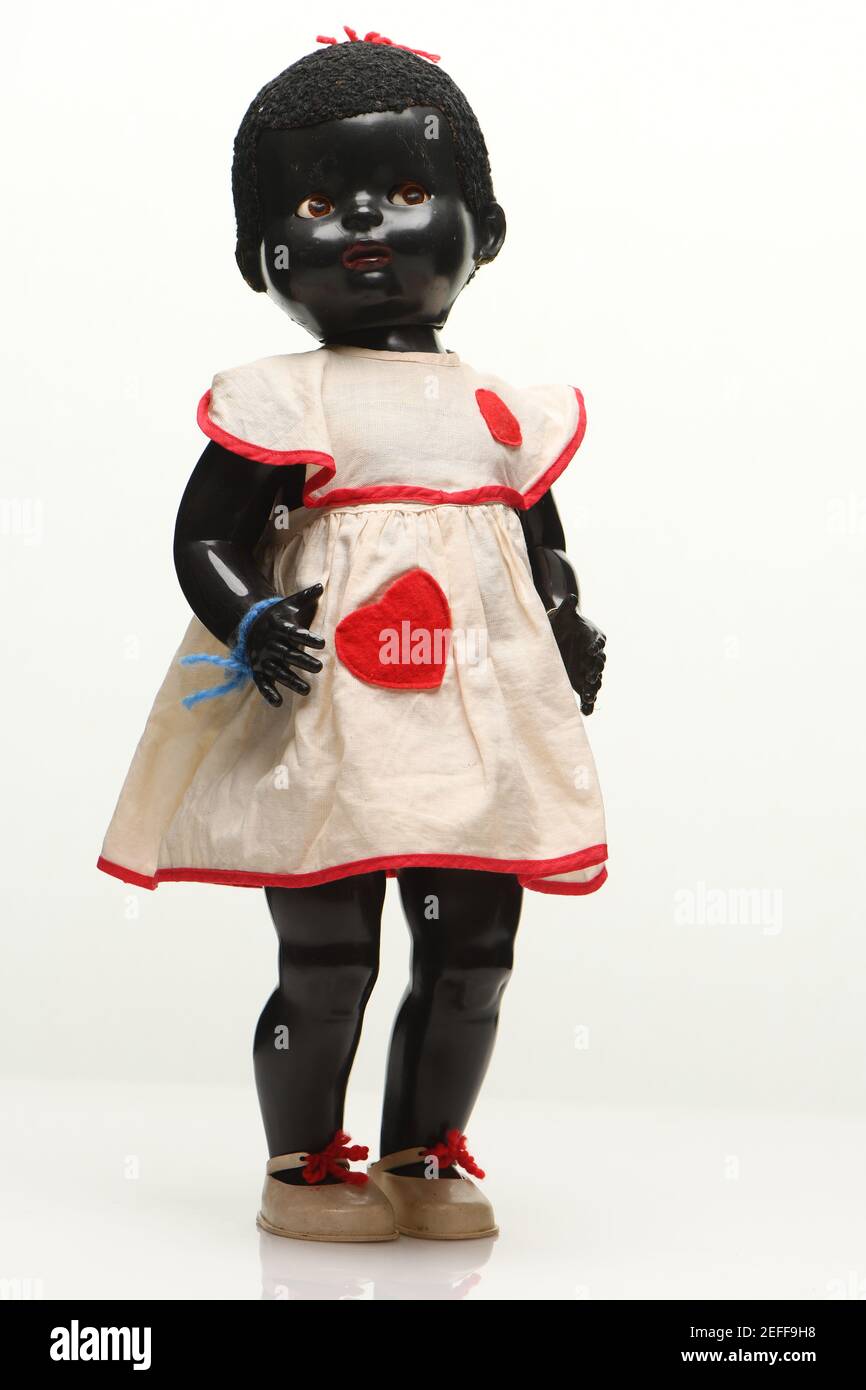 Niña muñeca negra fotografías e imágenes de alta resolución - Alamy