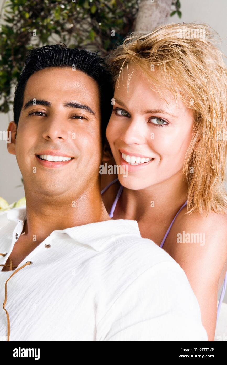 Retrato de una pareja joven sonriente Foto de stock