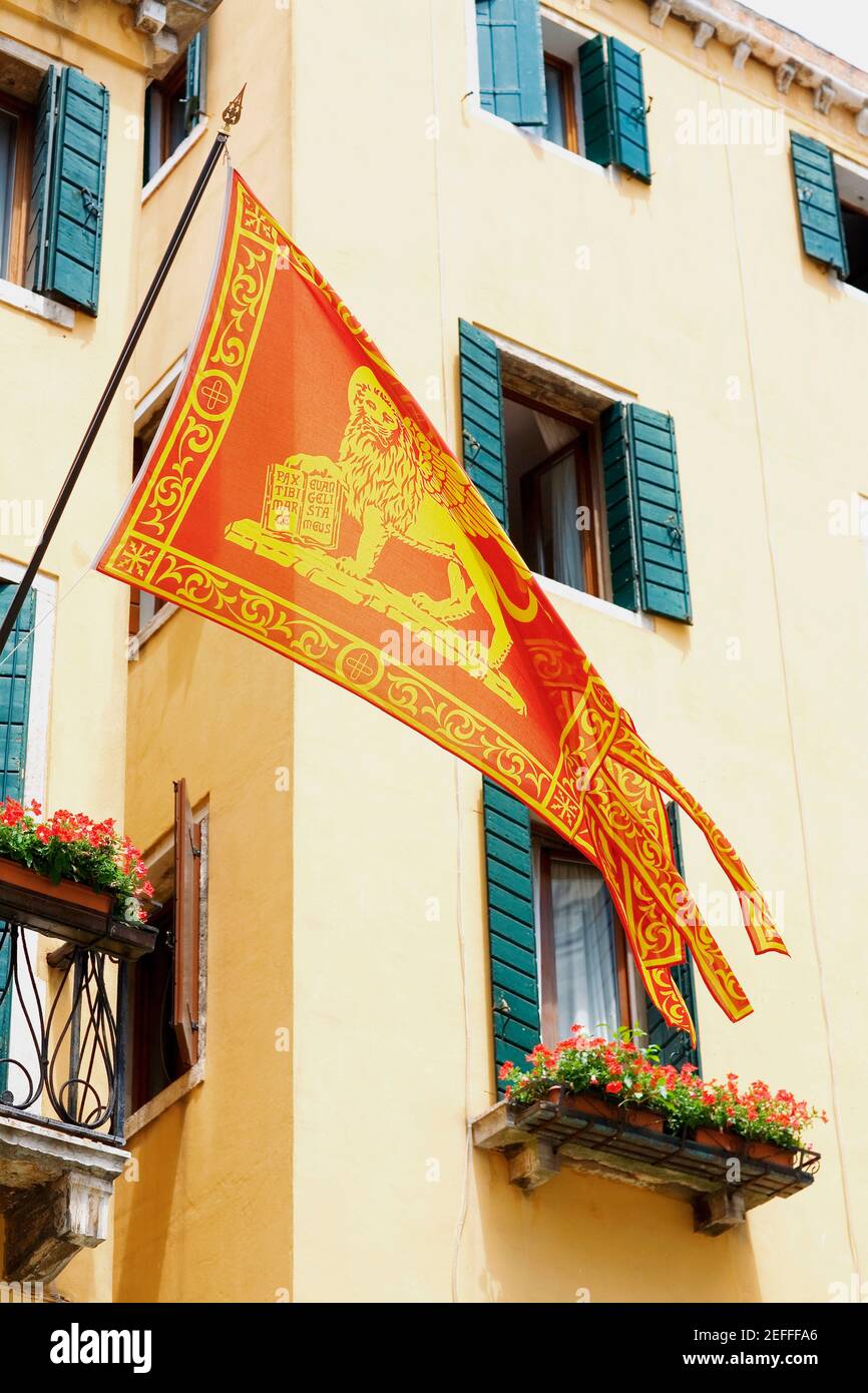 Vista de bajo ángulo de una bandera, Venecia, Véneto, Italia Foto de stock