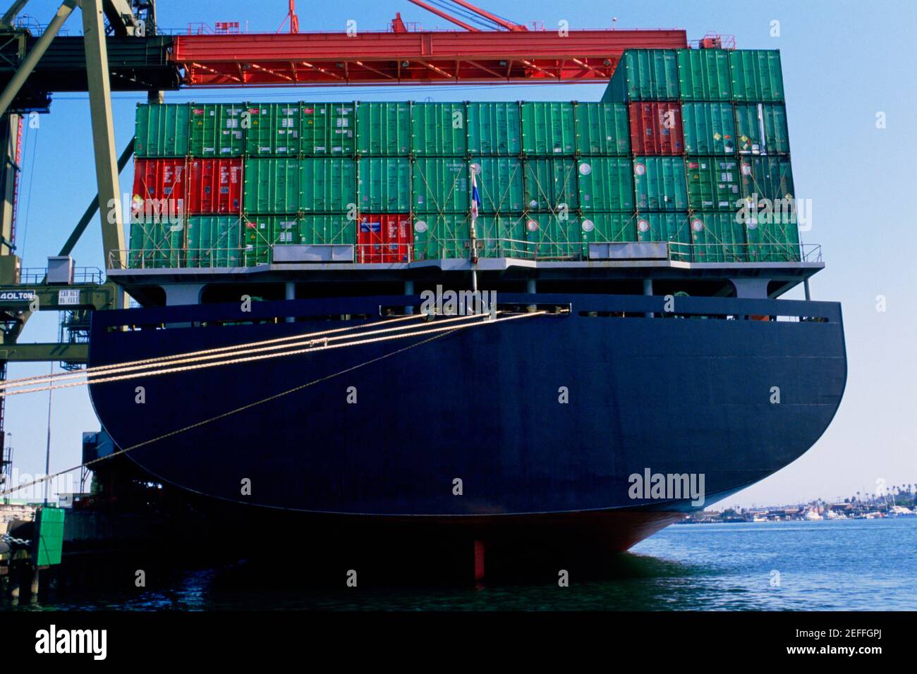 Gran buque contenedor en el puerto Foto de stock