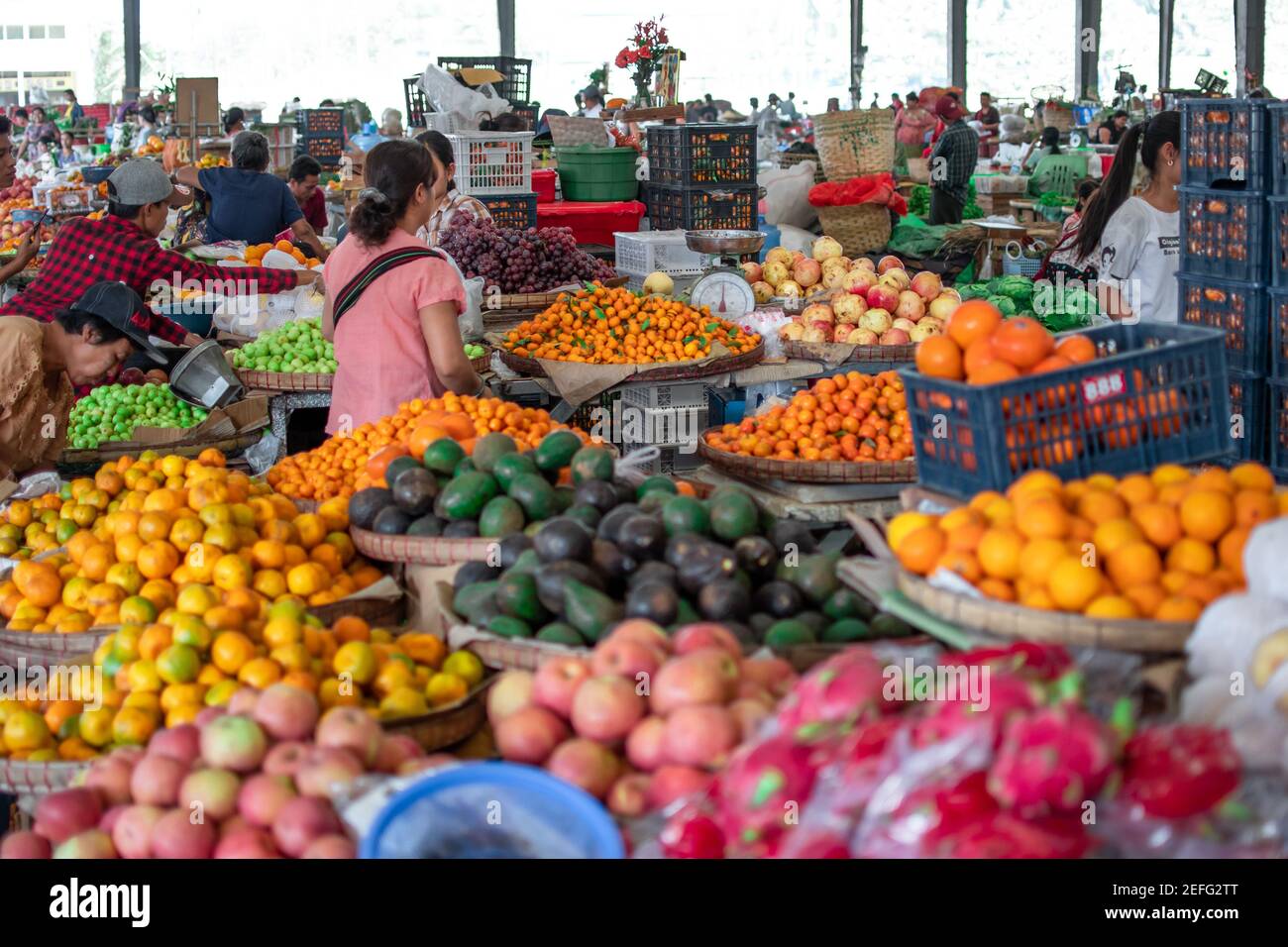 YANGON, MYANMAR - DECEMEBER 31 2019: Muchos birmanos visitan un mercado callejero local para comprar y vender frutas, verduras y comestibles en la vida cotidiana Foto de stock