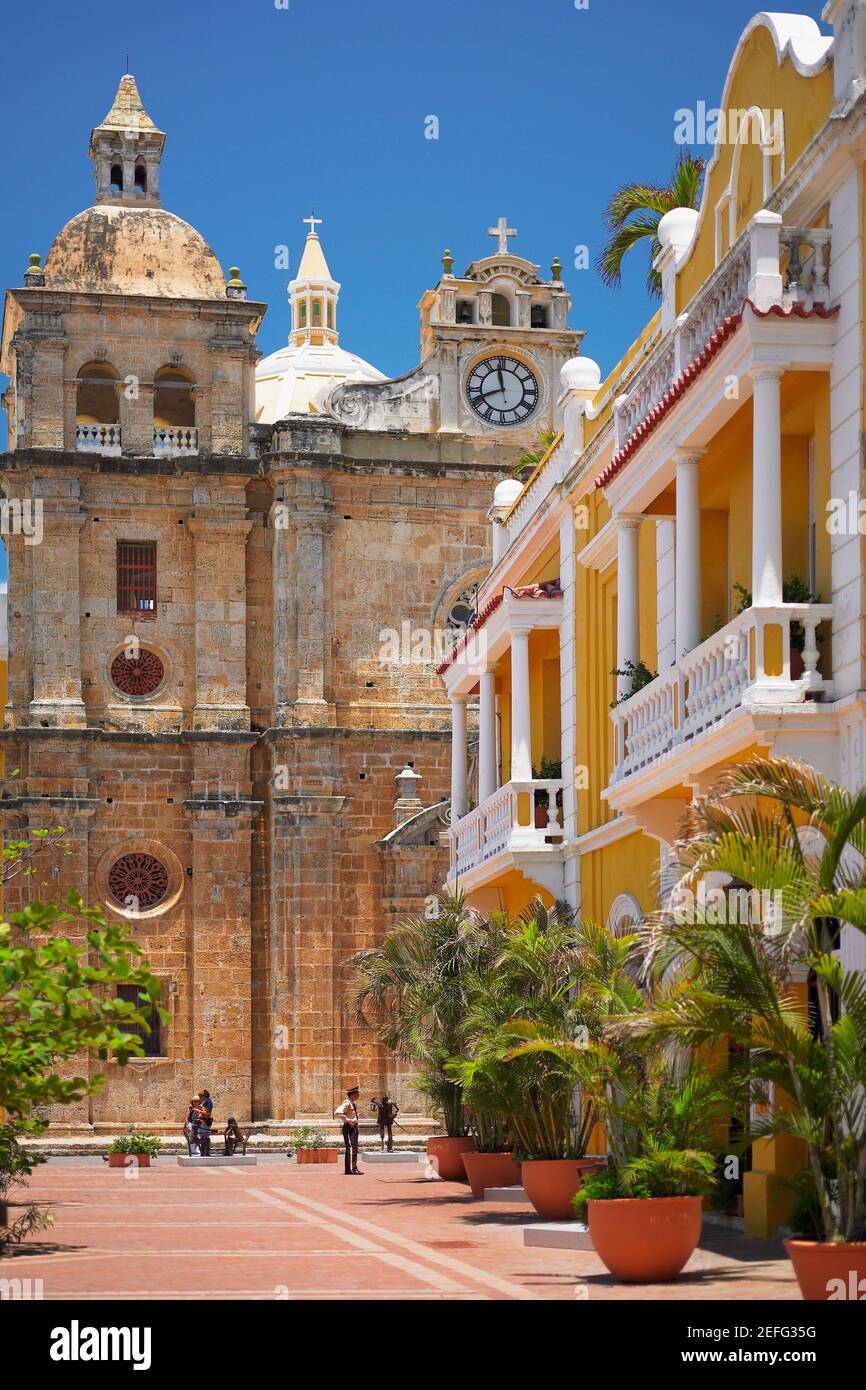 Turista frente a una catedral, Cartagena, Colombia Foto de stock