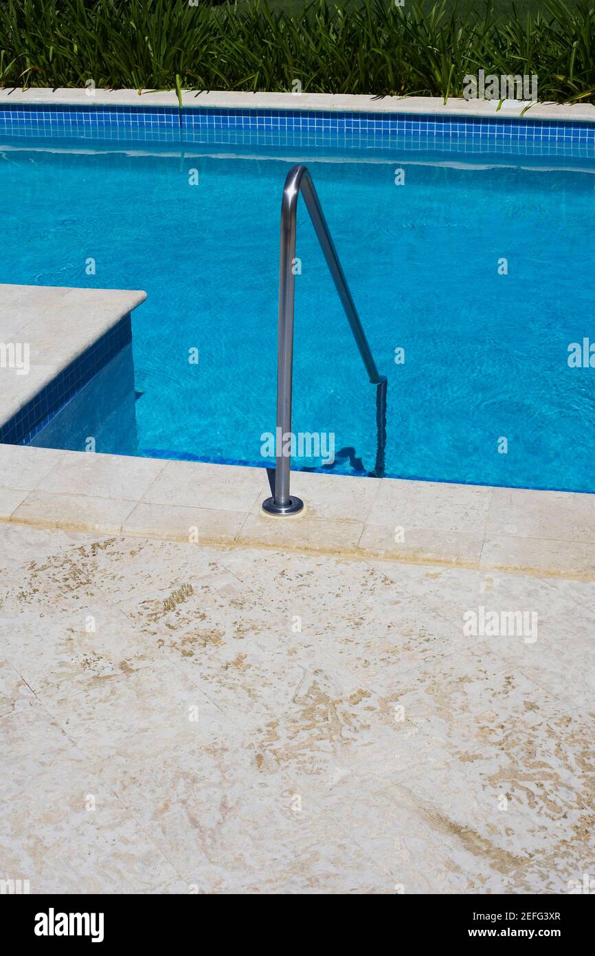 Un alto ángulo de visualización de una piscina Foto de stock