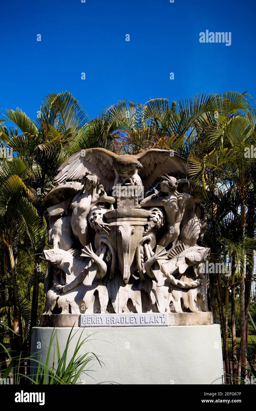 Primer plano de una estatua frente a las palmeras, Plant Park, Universidad de Tampa, Tampa, Florida, EE.UU Foto de stock