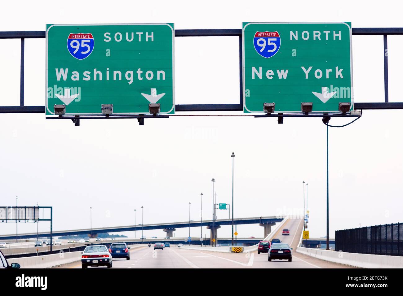 Vista de bajo ángulo de las señales de carretera sobre la carretera, Baltimore, Maryland, EE.UU. Foto de stock
