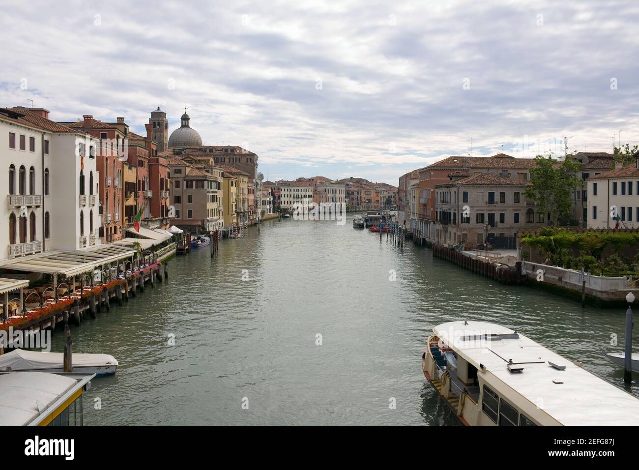 Edificios a orillas del mar, Venecia, Italia Fotografía de stock - Alamy