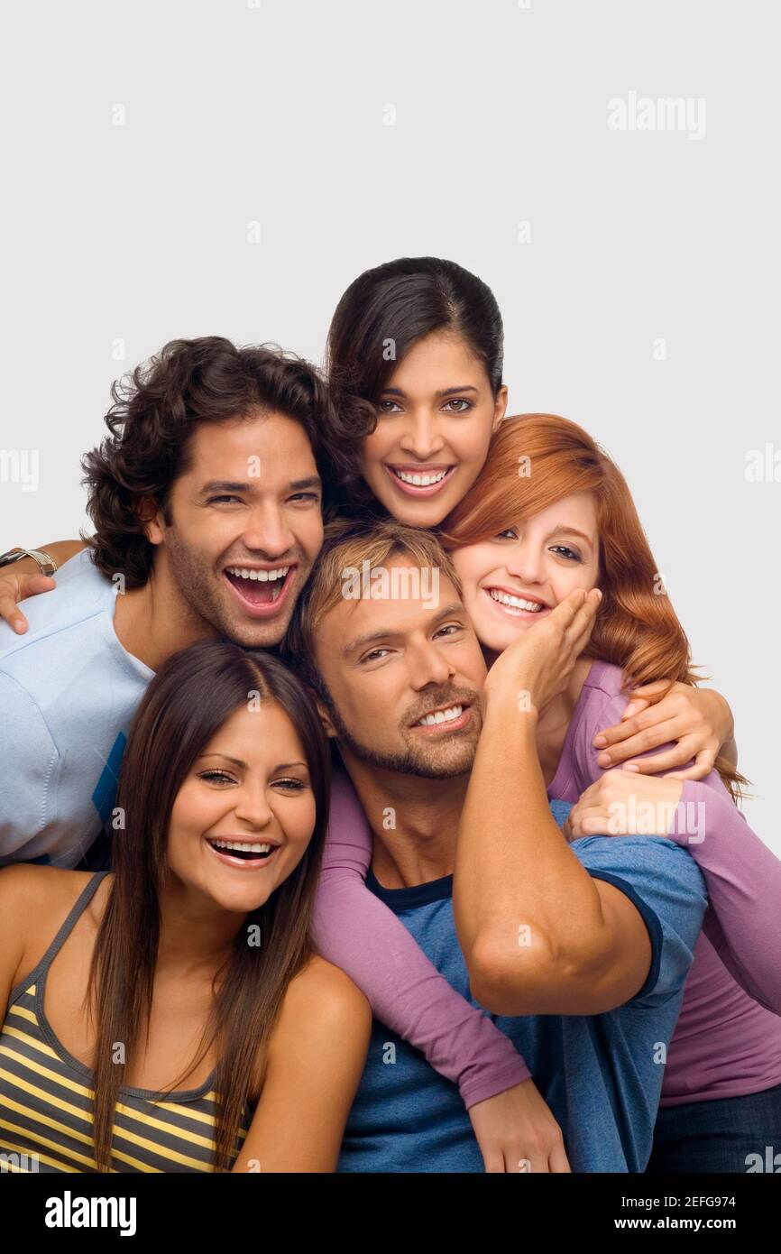 Retrato de un hombre adulto medio sonriendo con sus amigos Foto de stock