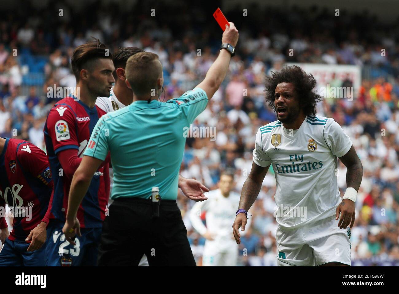 Fútbol - la Liga Santander - Real Madrid vs Levante - Madrid, España - 9 de  septiembre de 2017 Marcelo del Real Madrid es mostrado una tarjeta roja por  el árbitro Alejandro