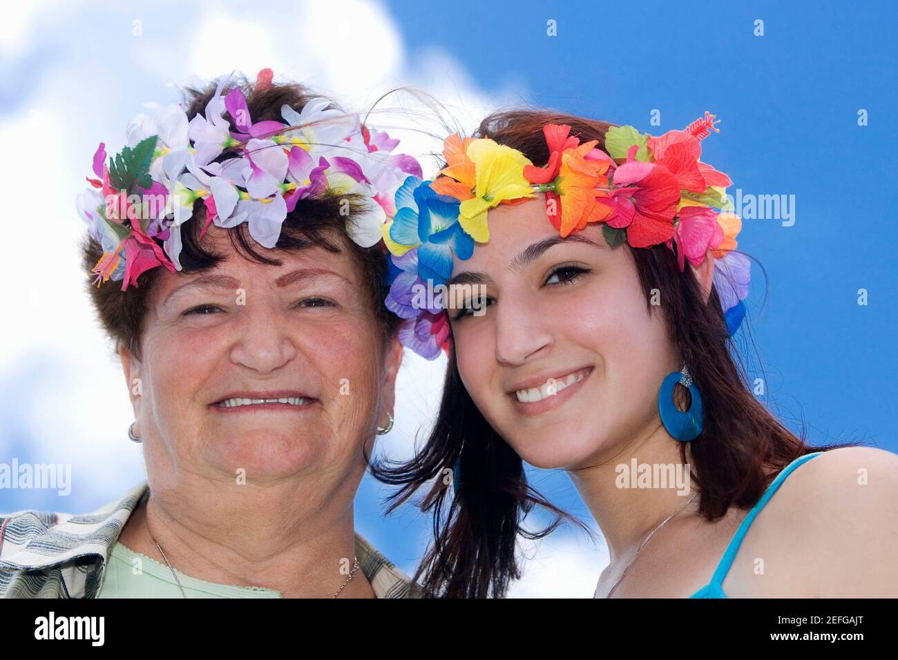 Retrato De Una Mujer Bonita Y Sonriente Vestida Con Traje Hawaiano Con  Sombrero De Navidad Foto de archivo - Imagen de traje, piscina: 187008068