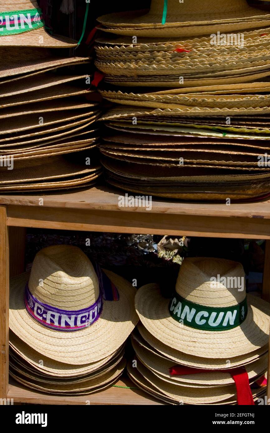 Sombreros de paja en una tienda, Cancún, México Fotografía de stock - Alamy