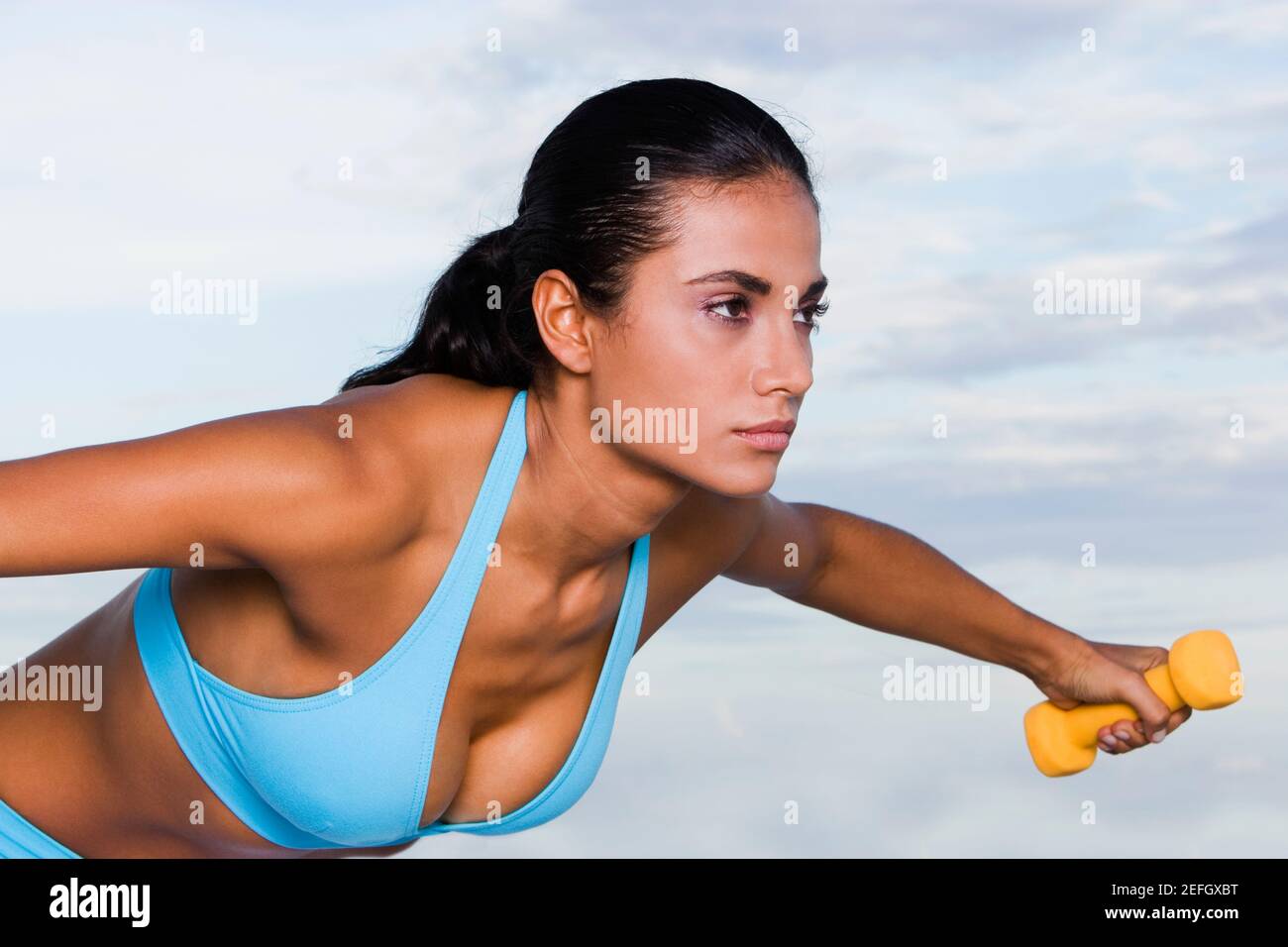 Close-up de una joven mujer el ejercicio con pesas Foto de stock