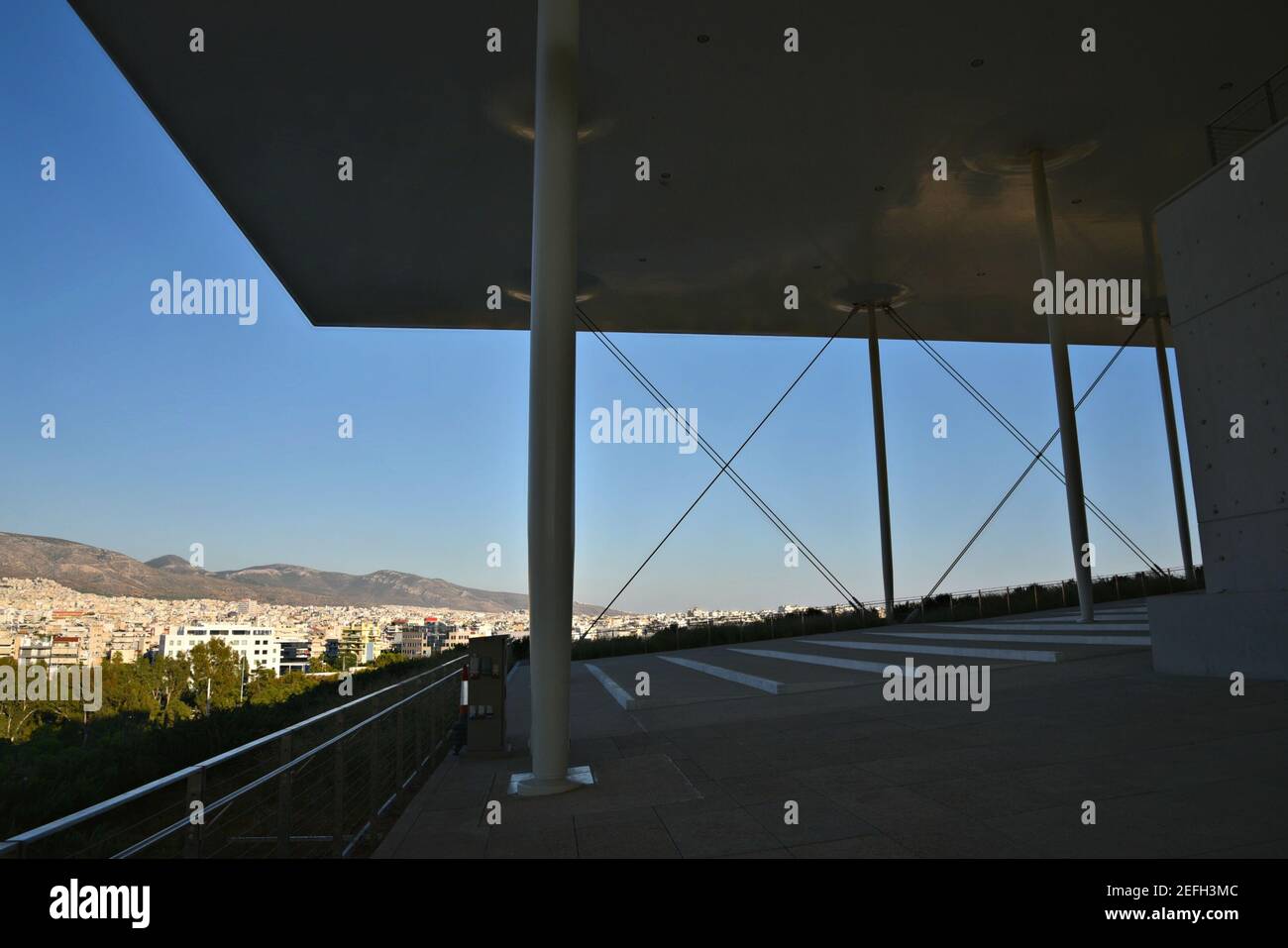 Vista panorámica de la ciudad vista desde el piso superior del Centro Cultural Fundación Stavros Niarchos en Atenas, Grecia. Foto de stock