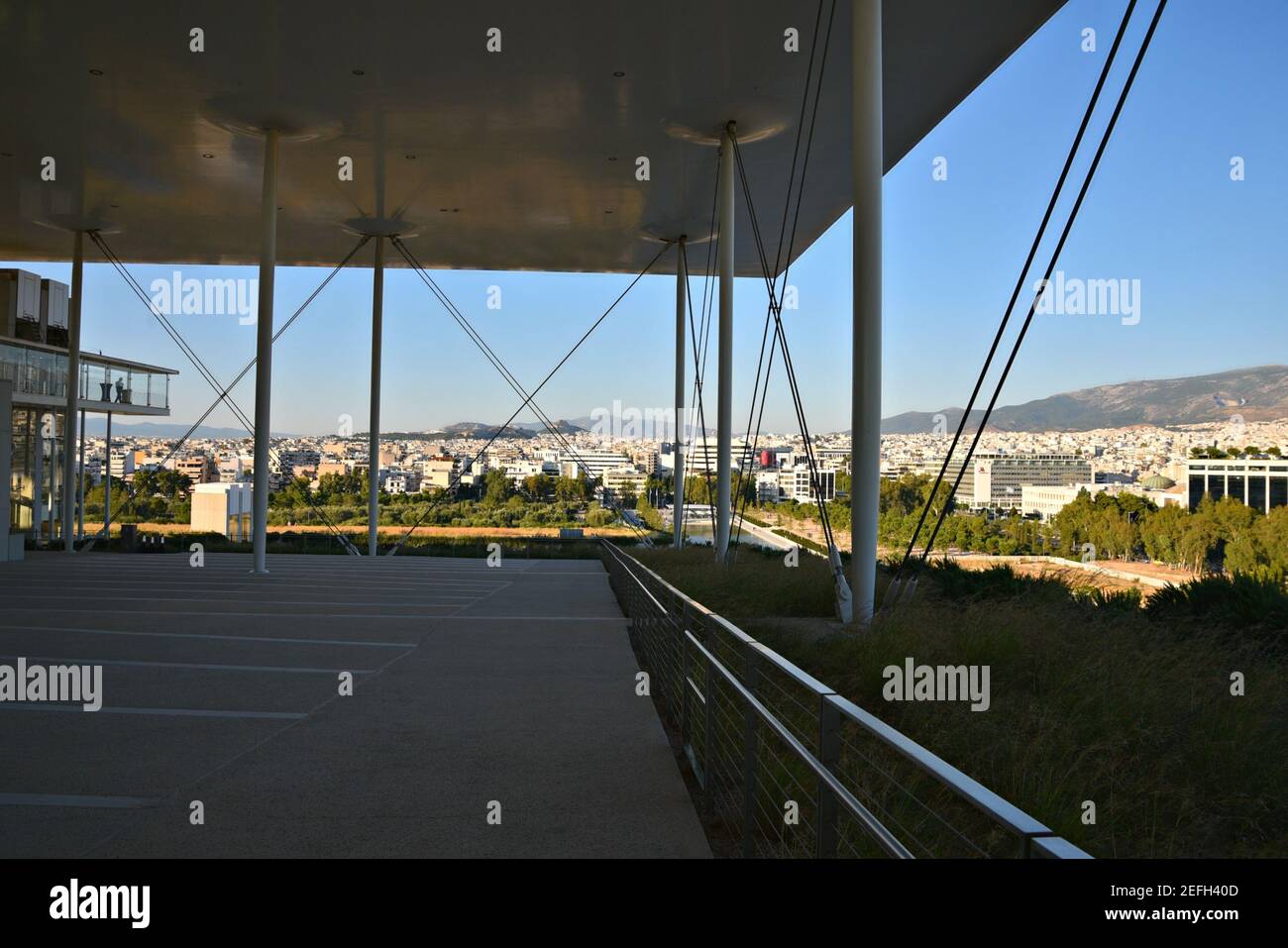 Vista panorámica de la ciudad vista desde el piso superior del Centro Cultural Fundación Stavros Niarchos en Atenas, Grecia. Foto de stock