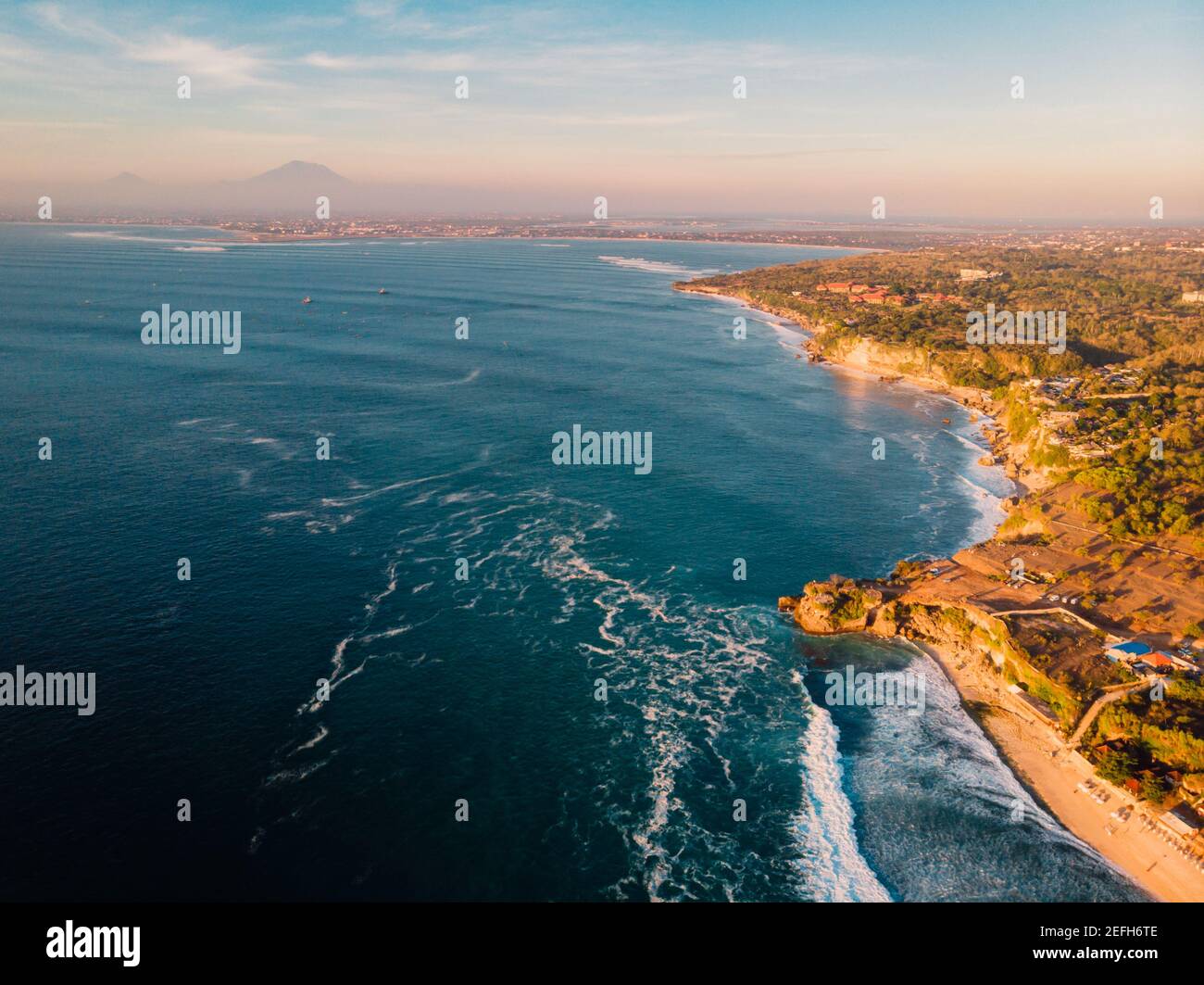 Vista aérea de la costa rocosa con playas y el océano en Bali, Indonesia. Foto de stock