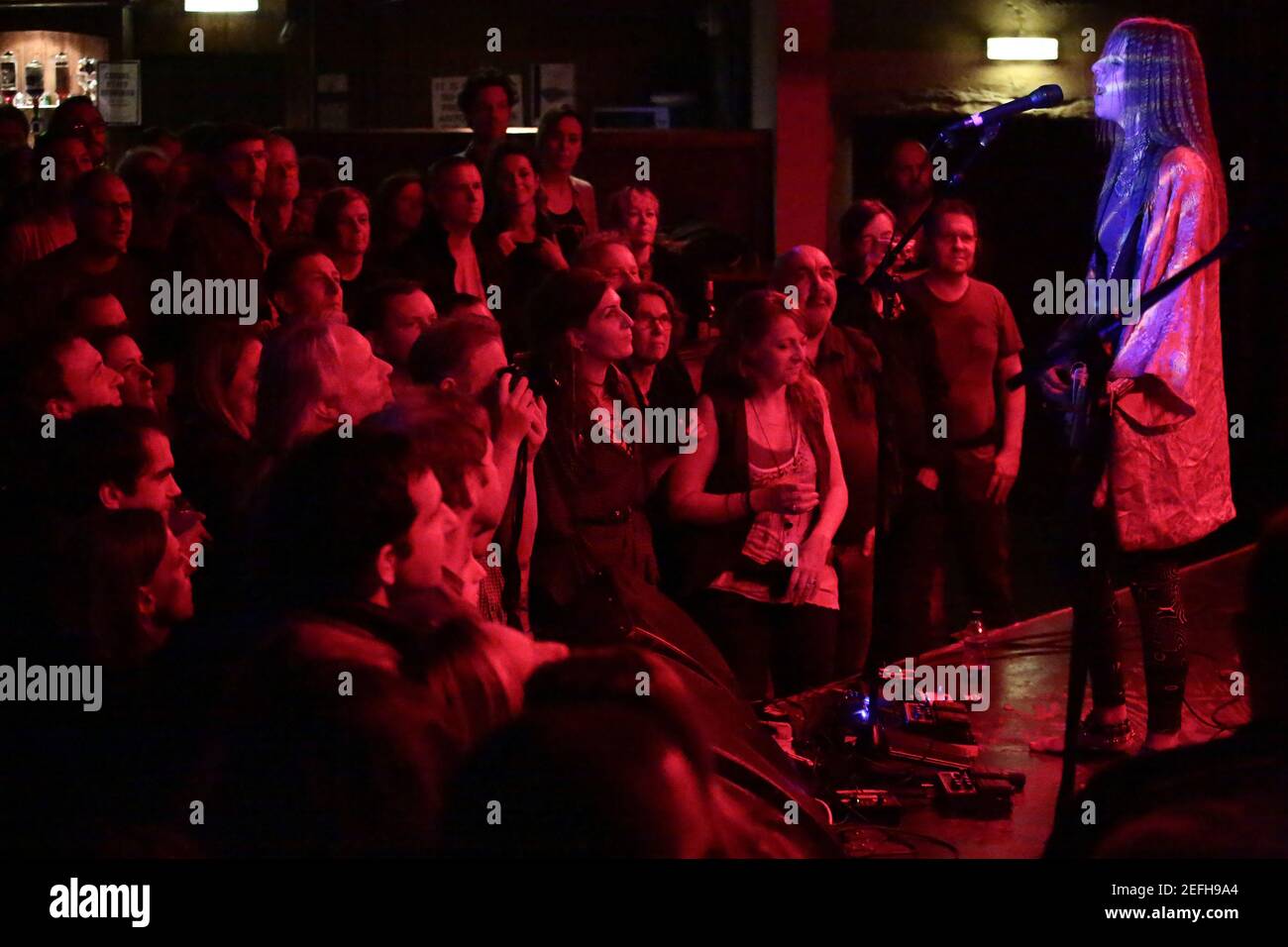 Cato van Dyck, cantante del trío de funk rock holandés My Baby, actuando en directo en el escenario en Borderline en Londres Foto de stock