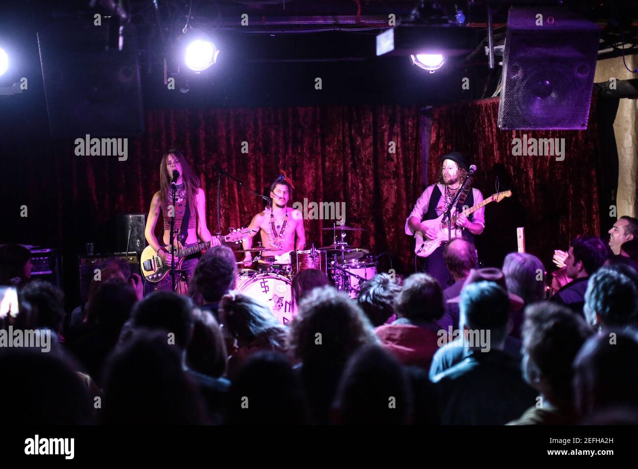El trío holandés de funk rock My Baby se representa en directo en el escenario En Borderline en Londres Foto de stock