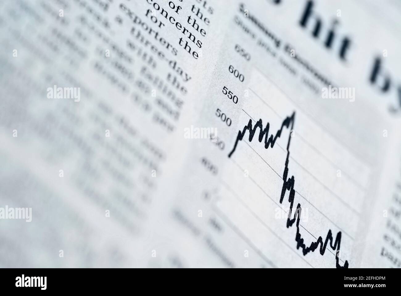 Primer plano de un gráfico de líneas en un informe de negocio Foto de stock