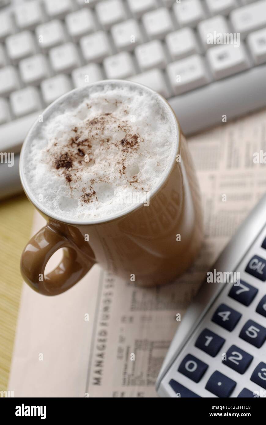 Vista de gran angular de una taza de café con un ordenador teclado y una  calculadora Fotografía de stock - Alamy