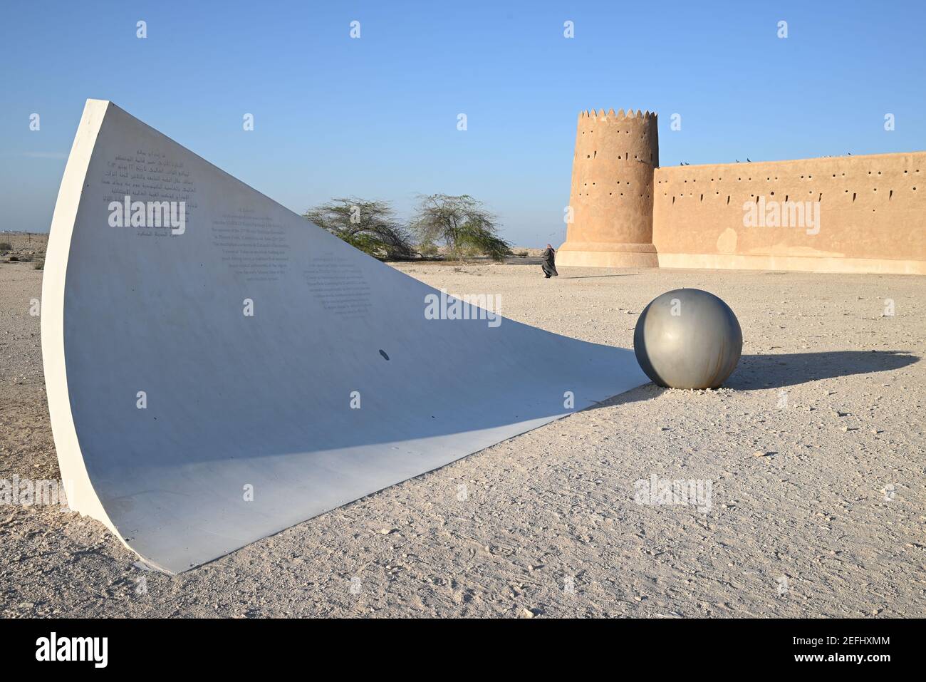 Vista del fuerte de al Zubara, una histórica fortaleza militar de Qatari que forma parte del sitio arqueológico de al Zubarah, declarado Patrimonio de la Humanidad por la UNESCO en Qatar. Foto de stock
