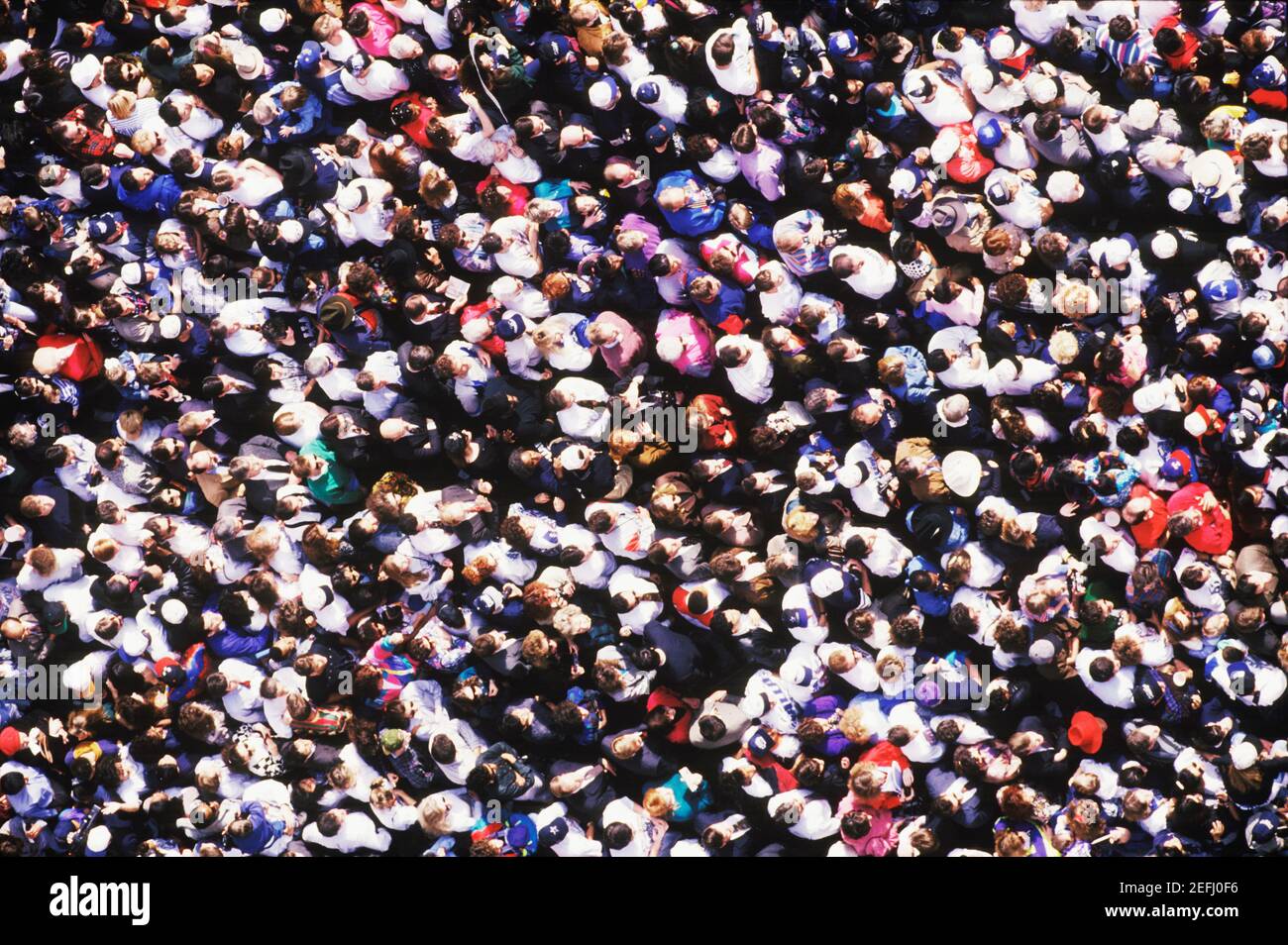 Un alto ángulo de visualización de una multitud de personas Foto de stock