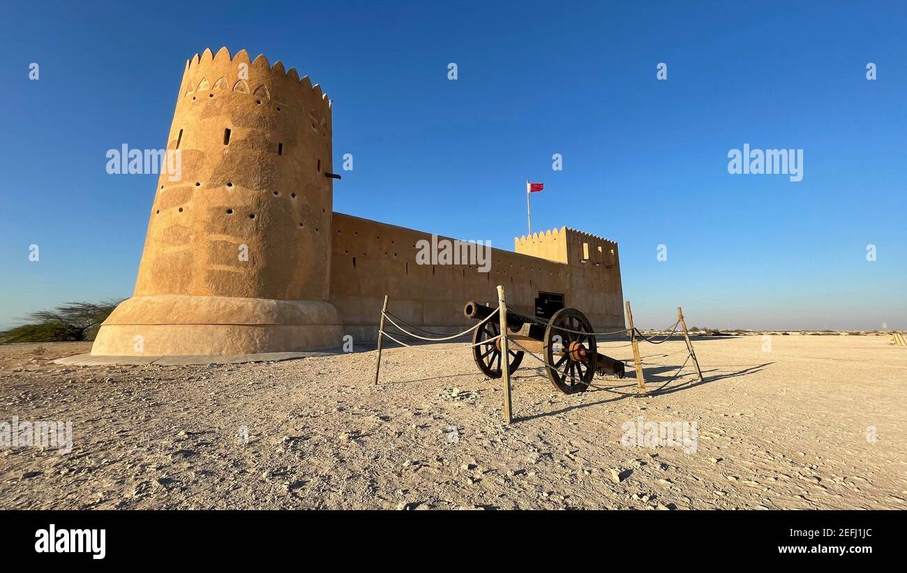 Reconstruido histórico fuerte Zubarah (al Zubara) En el noreste de los desiertos de Qatar en el Borde del golfo Pérsico en un soleado día de verano Foto de stock