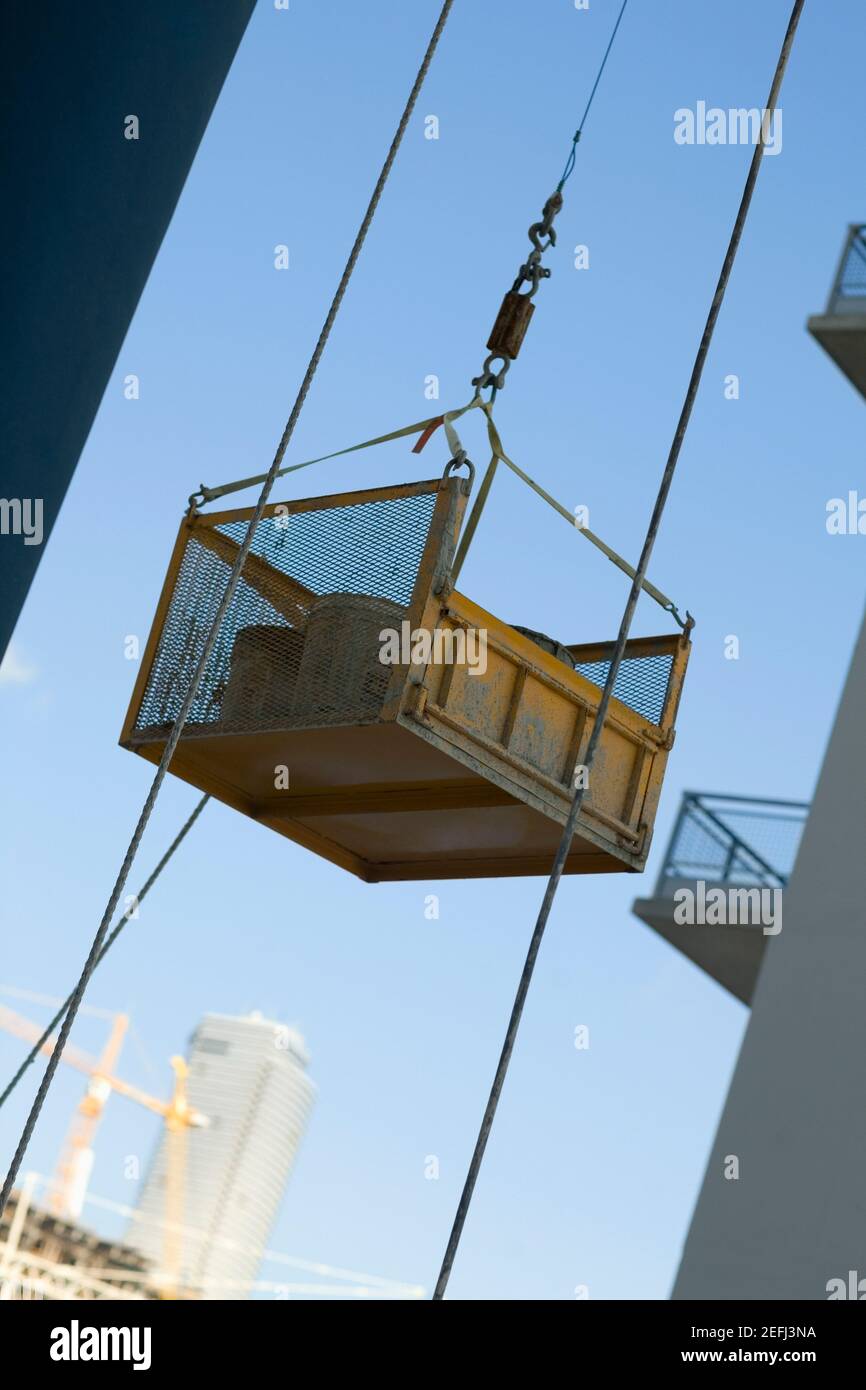 Contenedor fijado a la polea de un elevador Fotografía de stock - Alamy