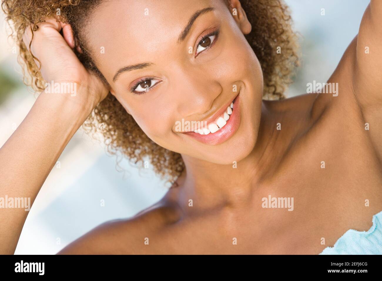 Retrato de una joven mujer sonriendo Foto de stock