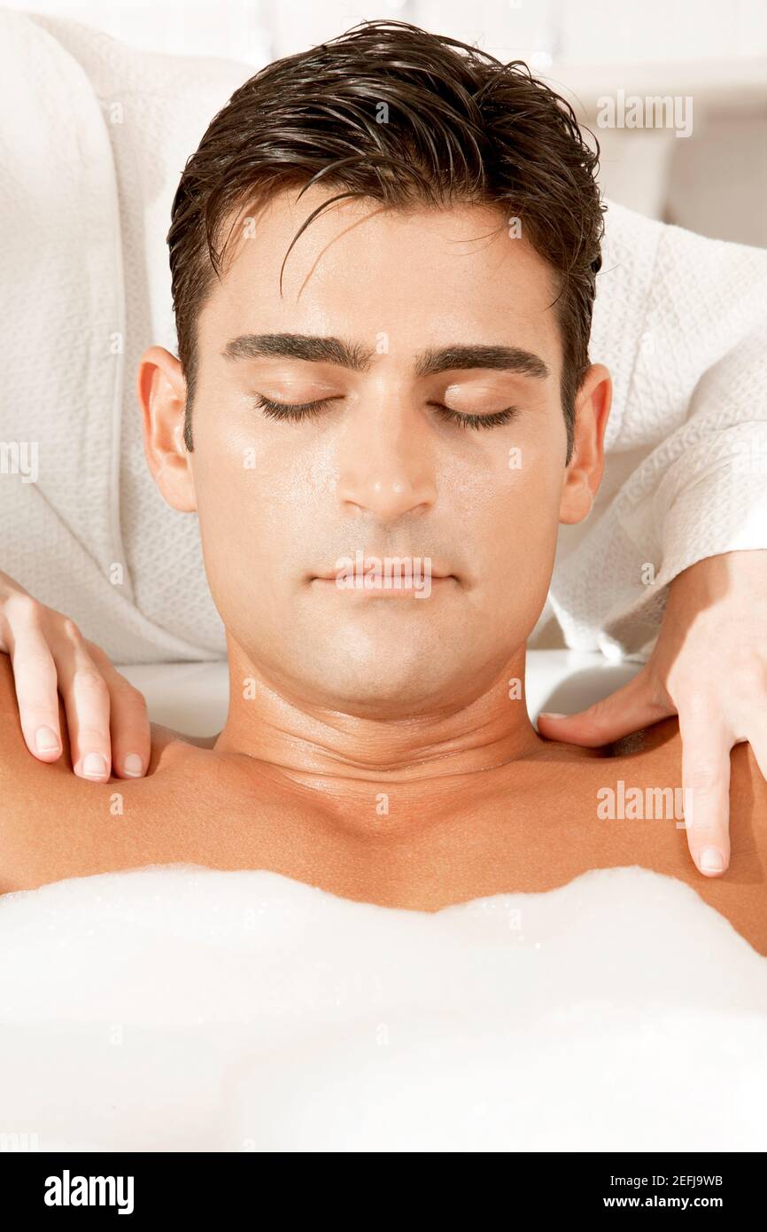Primer plano de un joven recibiendo un masaje de un terapeuta de masaje Foto de stock