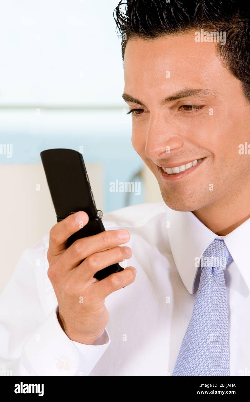 Close-up de un empresario busca en un teléfono móvil Foto de stock