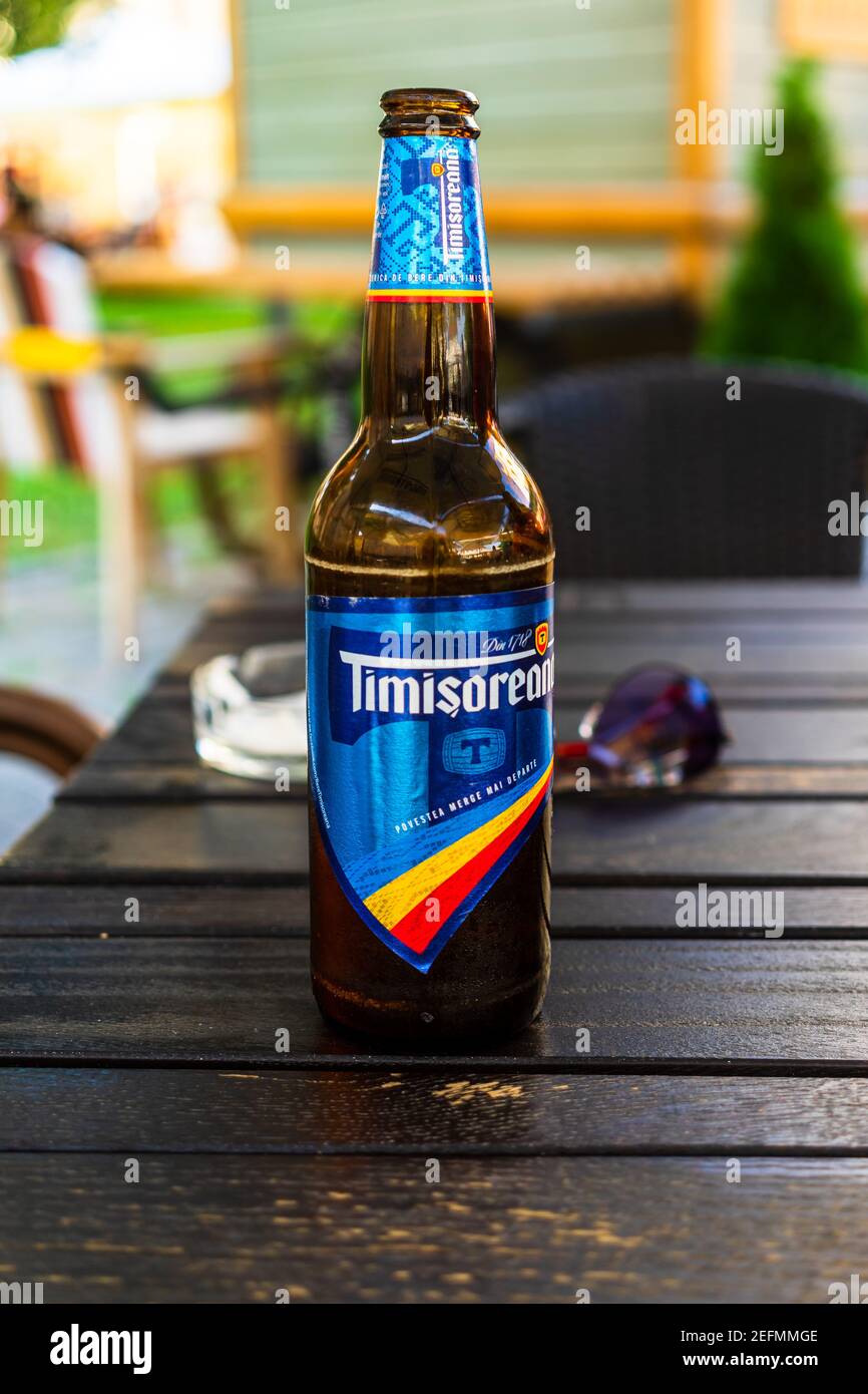 Cerveza rumana Timisoreana aislada, primer plano de botella de cerveza de  vidrio. Alba Iulia, Rumania, 2021 Fotografía de stock - Alamy