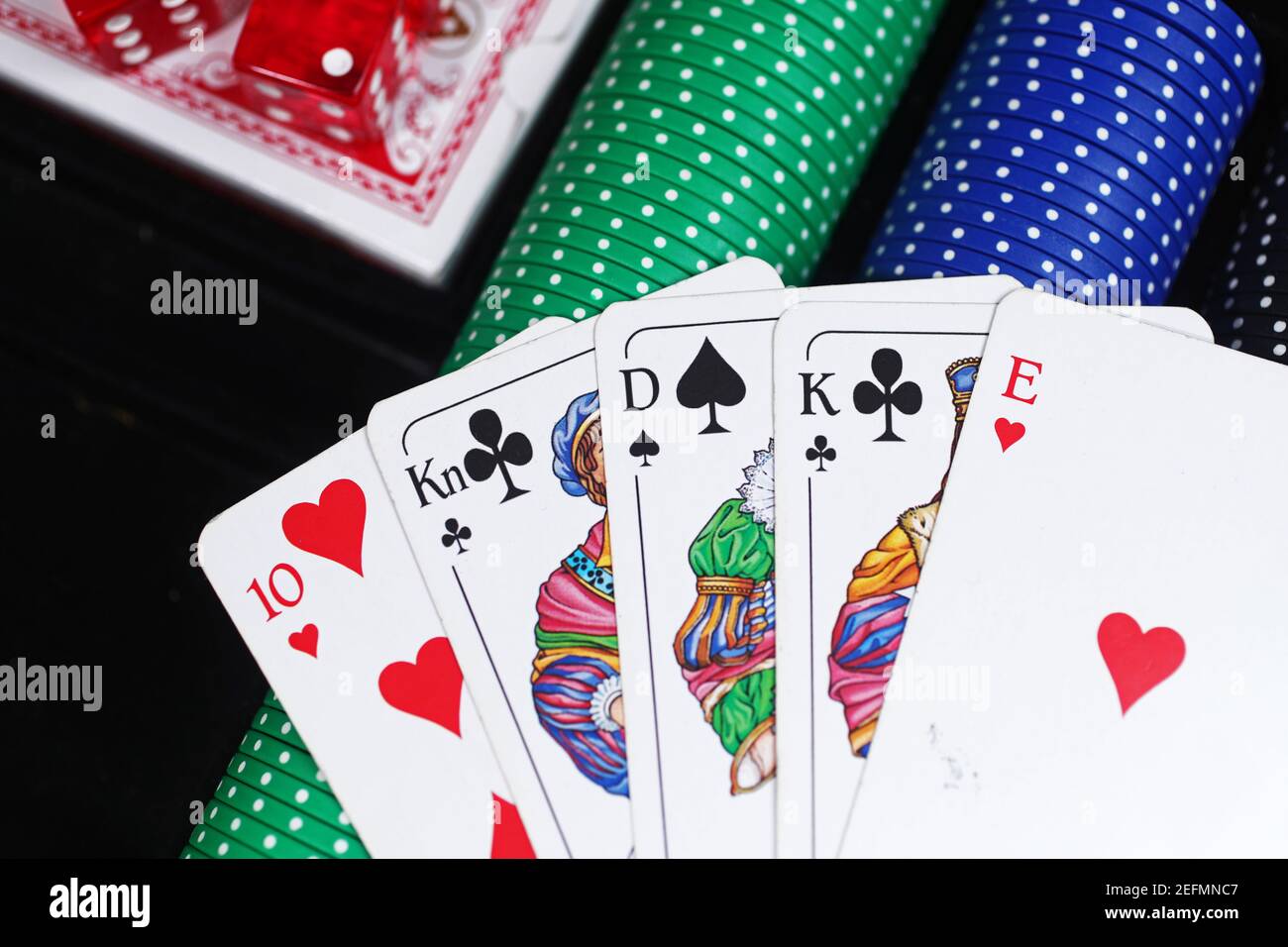 MOTALA, SUECIA- 31 DE ENERO de 2021: Un juego de póquer con diferentes  fichas, dados y barajas de cartas Fotografía de stock - Alamy